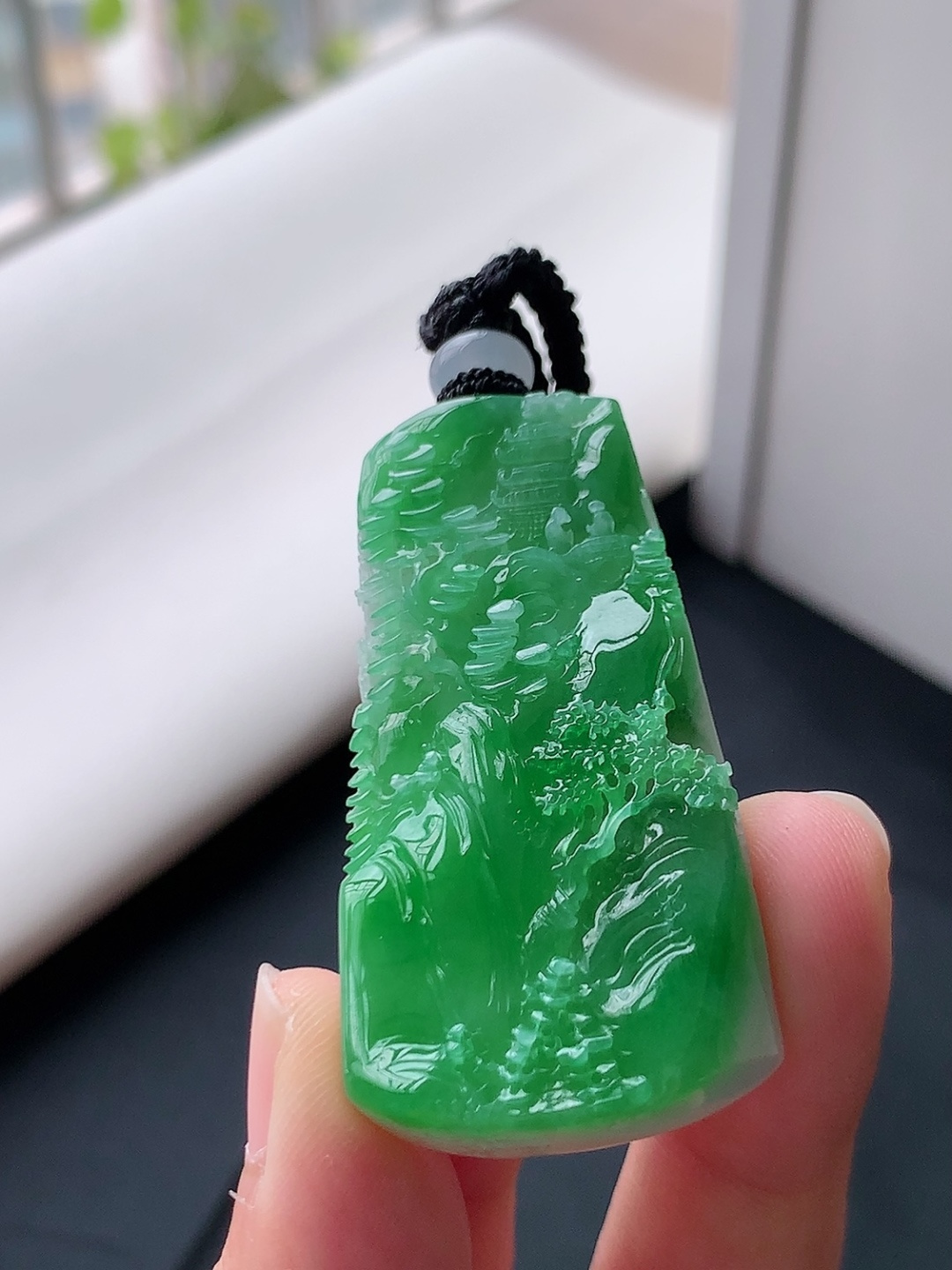 冰飘绿山水牌挂件 翠色明媚，底子细腻莹润，佩戴清新优雅 货号24903，48.9-25.1-8.0