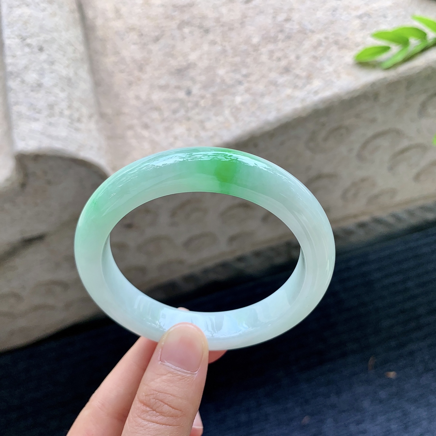 正圈55 56，圈口56.7/12/9，编码T1090420，描述细糯飘阳绿，水润，种老，细腻，无裂。