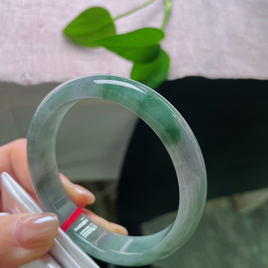 油青正圈，一点皮纹，风格兼容多种年龄，年轻佩戴清雅灵动，长辈佩戴温润端庄。ss58019a