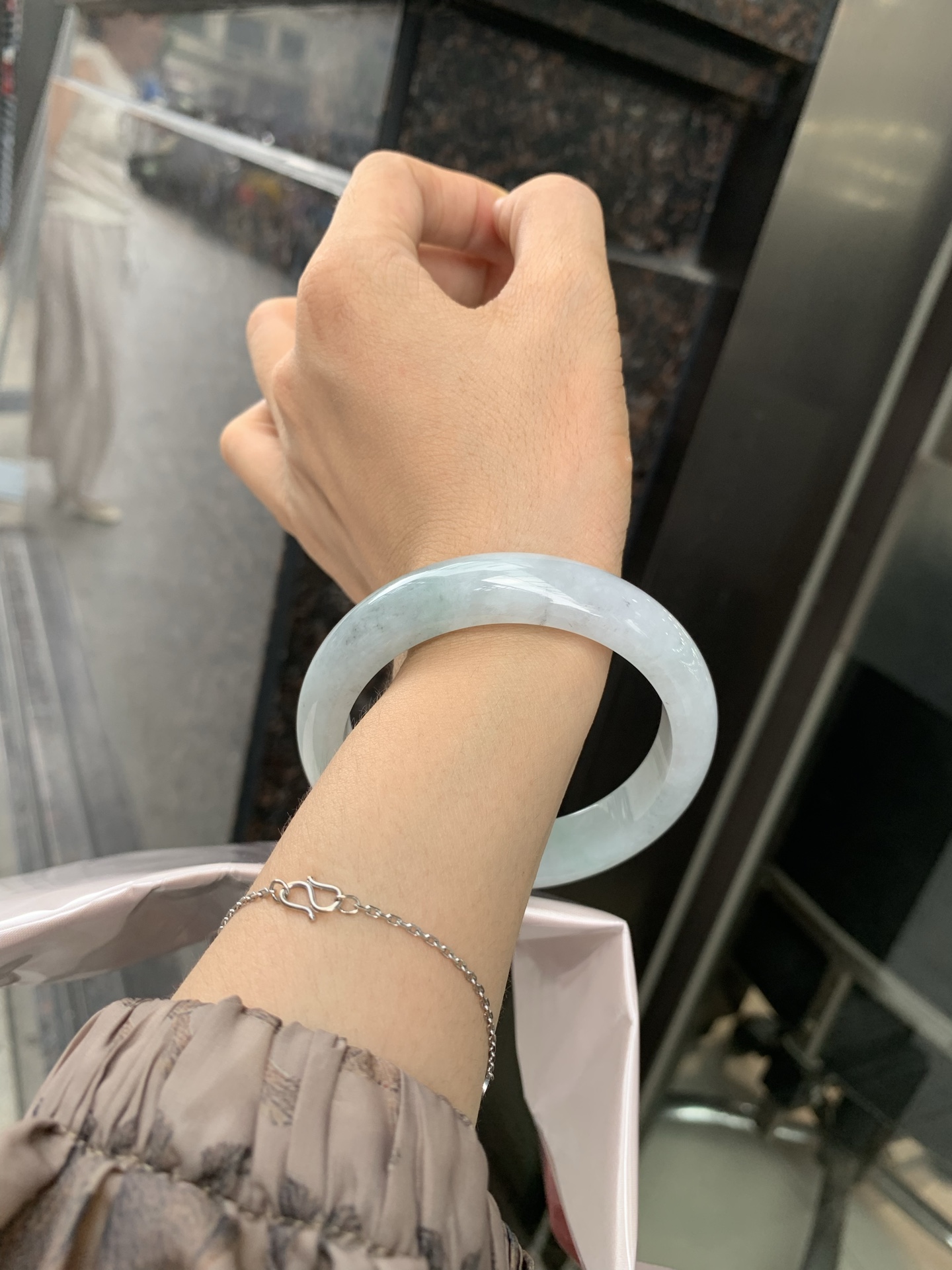 淡果绿乌鸡正圈, 打灯棉线，底妆水润细腻，淡淡果绿为底，乌鸡花为韵，晕染出独一份的诗意浪漫。
