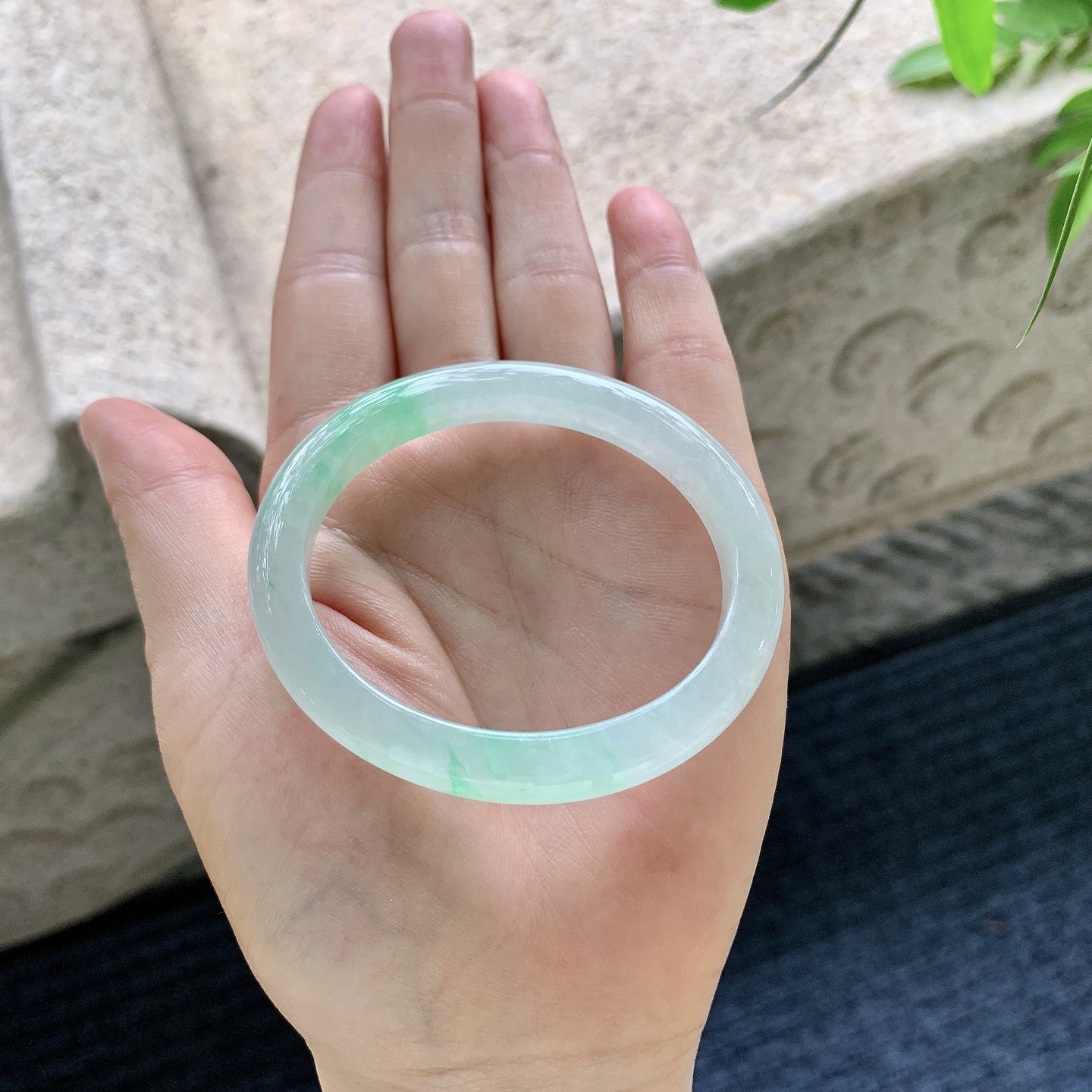 糯冰飘绿，水润，种老，细腻，打灯有纹线