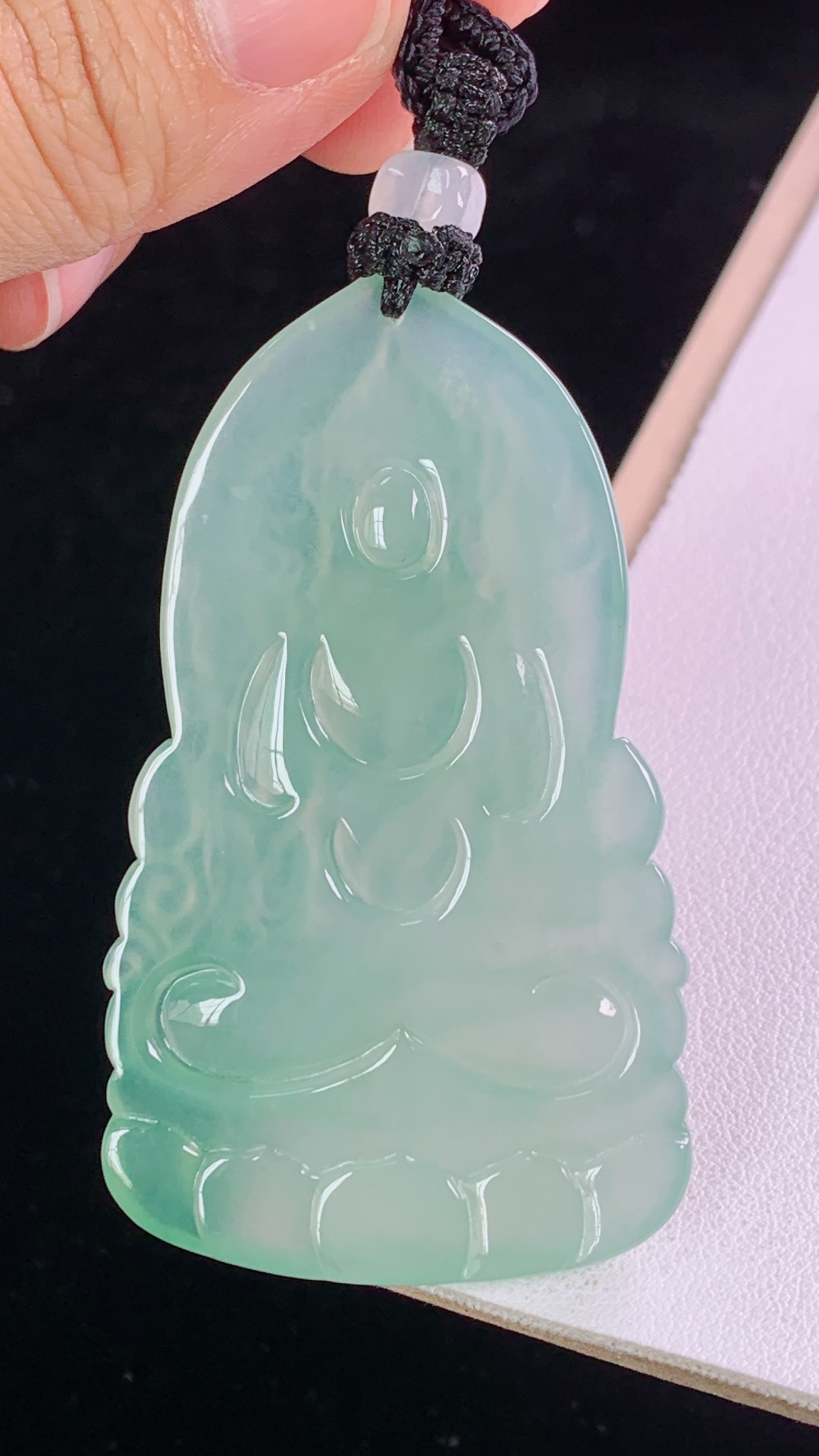 冰种虚空藏菩萨，冰润荧光，胶感十足，无裂，尺寸61.2-36.6-5.3mm
