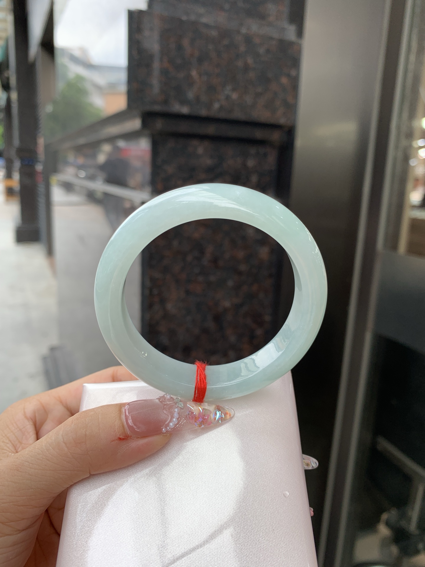 天空蓝正圈,0619-N1027-1,无裂，底妆水润，质地细腻，天空蓝底色均匀，由内而外散发出温婉气质，清爽治愈