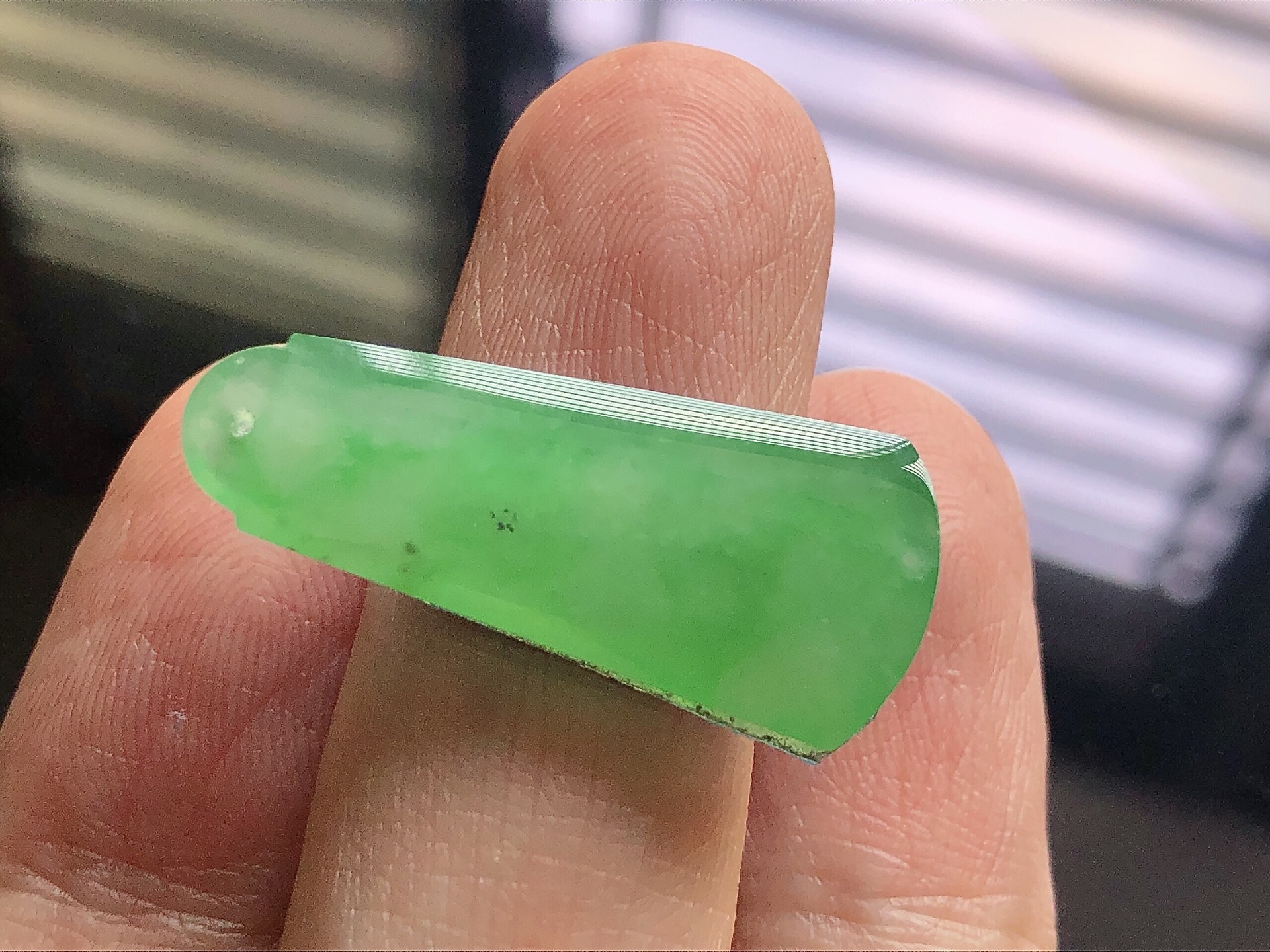 ️ 冰种阳绿无事牌，色泽艳阳，通透水润，玉质细腻，夺目迷人，镶嵌效果，品相，无裂，尺寸28.8*12.3*4.3