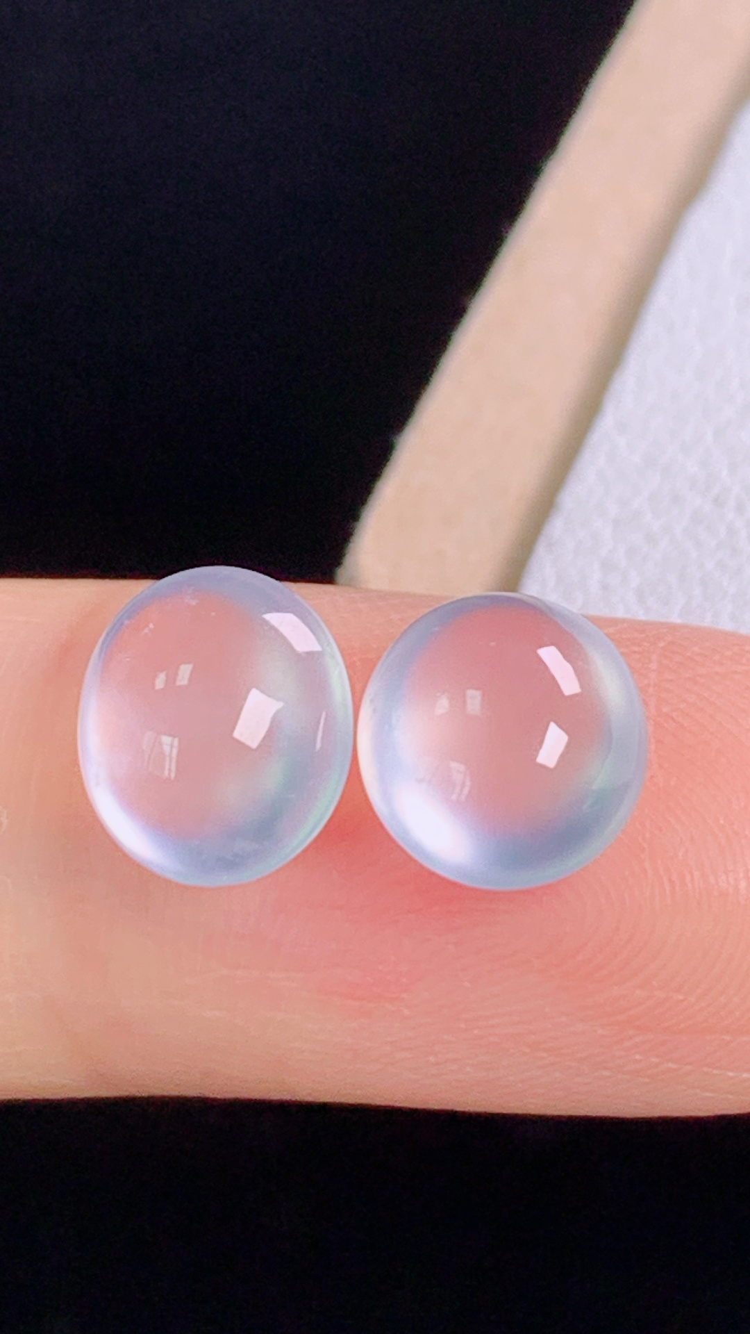 高品质冰种蛋面，种水，冰透起光，无裂，尺寸:8.3-7.4-4.4mm