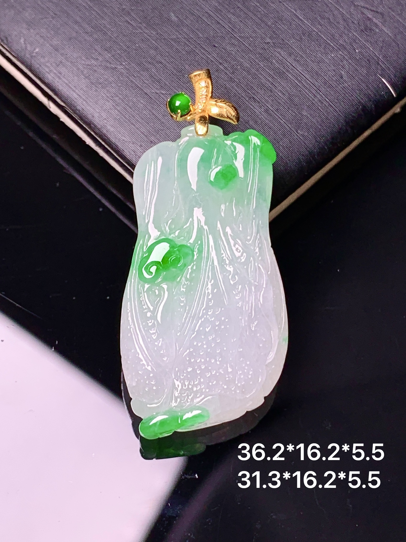 18k金镶嵌飘绿白菜吊坠 玉质细腻 色泽艳丽清新 水润亮眼 整体尺寸36.2*16.2*5.5 e1