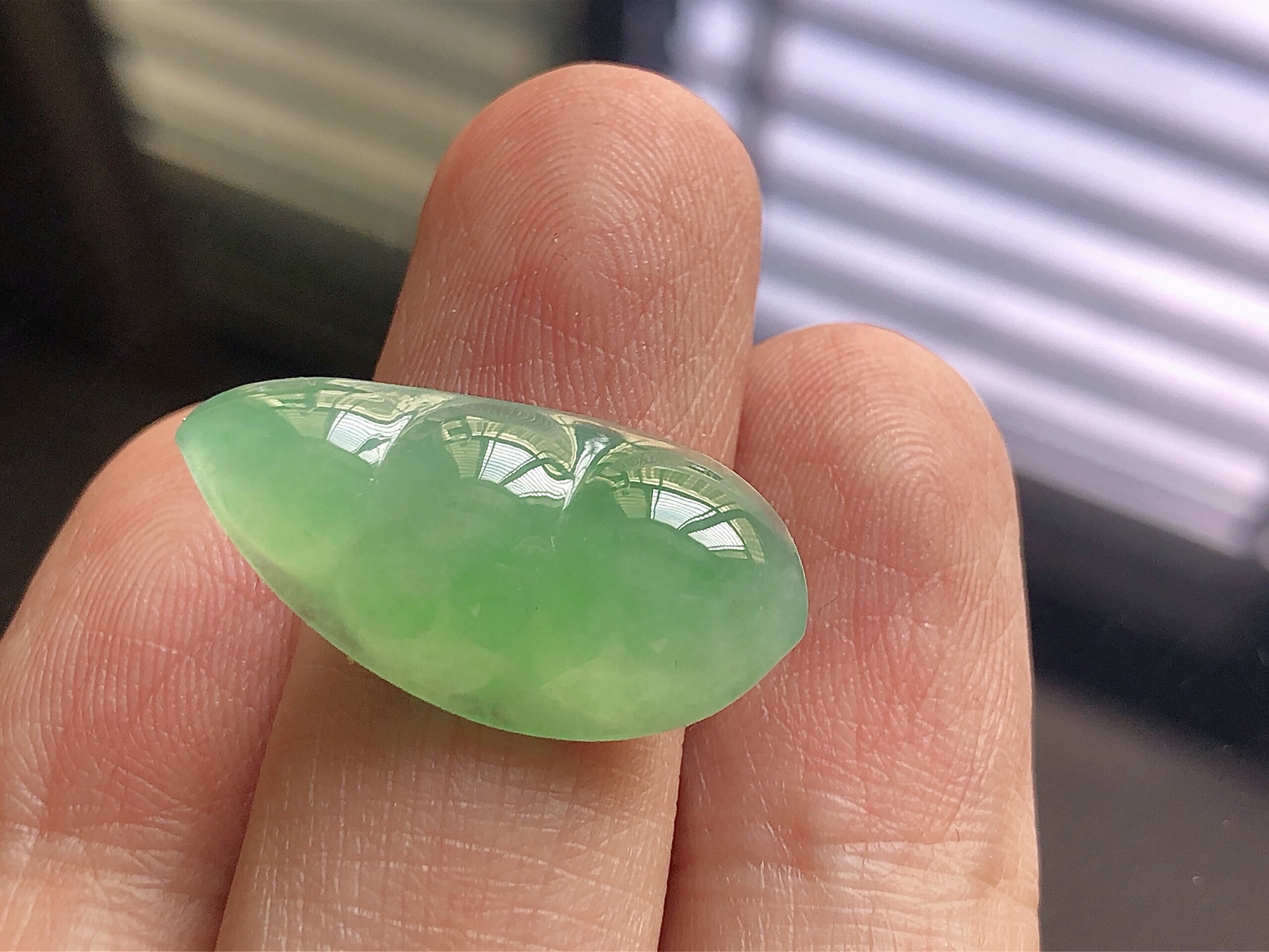 冰种阳绿福豆，色泽艳阳，通透水润，玉质细腻，夺目迷人，镶嵌效果，品相，无裂，尺寸25.7*12.7*