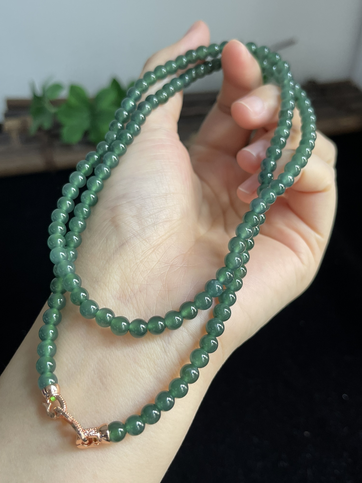 翡翠项链，满绿的颜色，晶莹剔透，做手链3圈都是很漂亮的