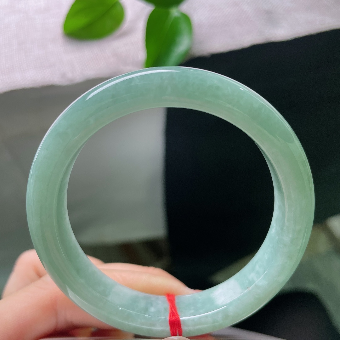 绿底正圈，晶体，玉质细腻扎实，镯身泛着温润柔光，种质温润，光泽内敛柔和，上手触感冰润舒服。ss579