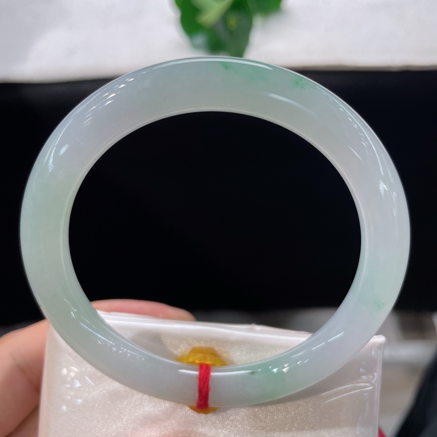 天然翡翠手镯 圈口55.3/7.1/8.2，冰飘绿花美人条，55/56可戴，冰玉凝素魄，碎翠落环身。腕间一圆镯，揽尽一川春风。无裂。