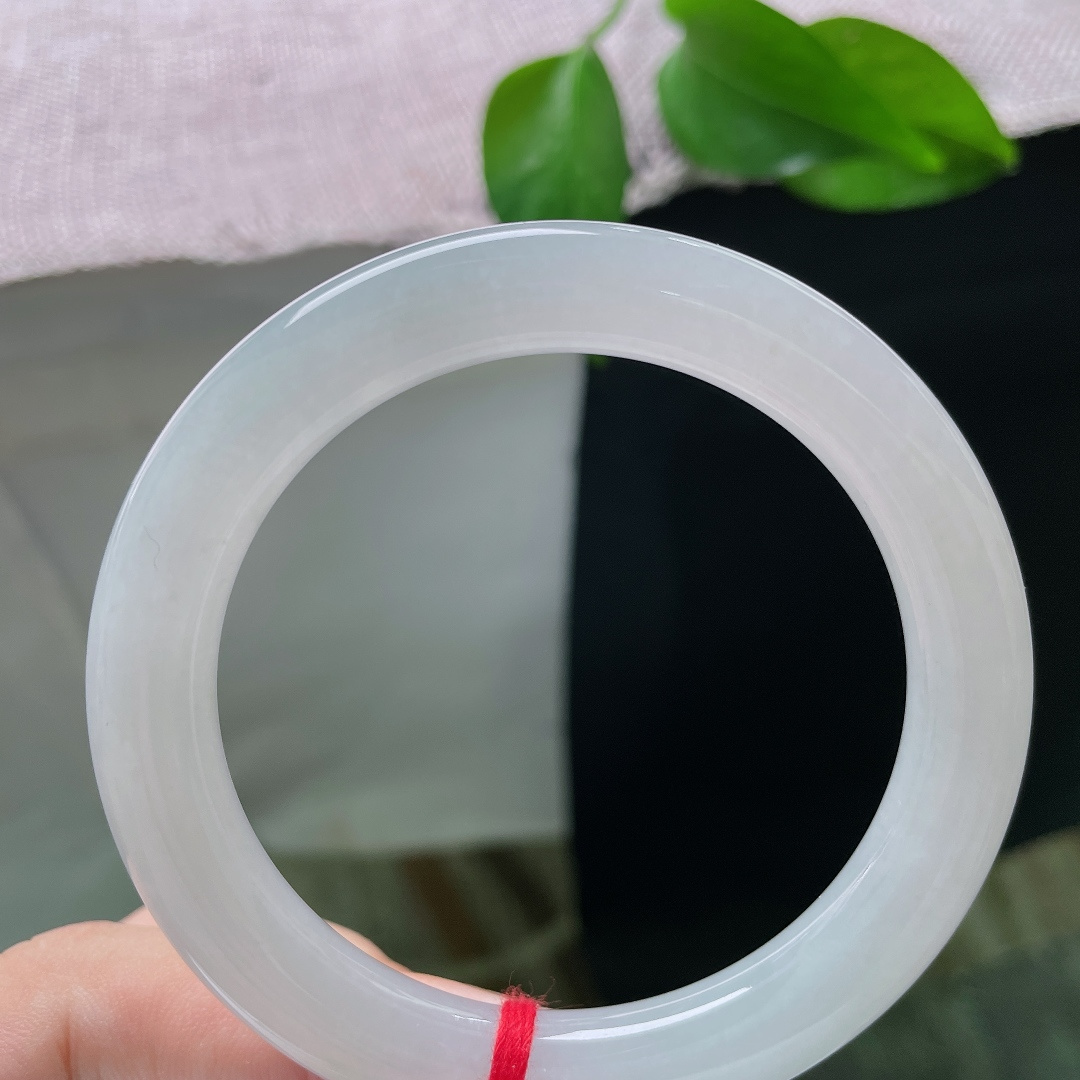 55.3/9.5，白月光圆条，无裂，玉质细腻莹润，水头通透柔和，镯面泛着淡淡的柔光，没有浓烈色彩，胜
