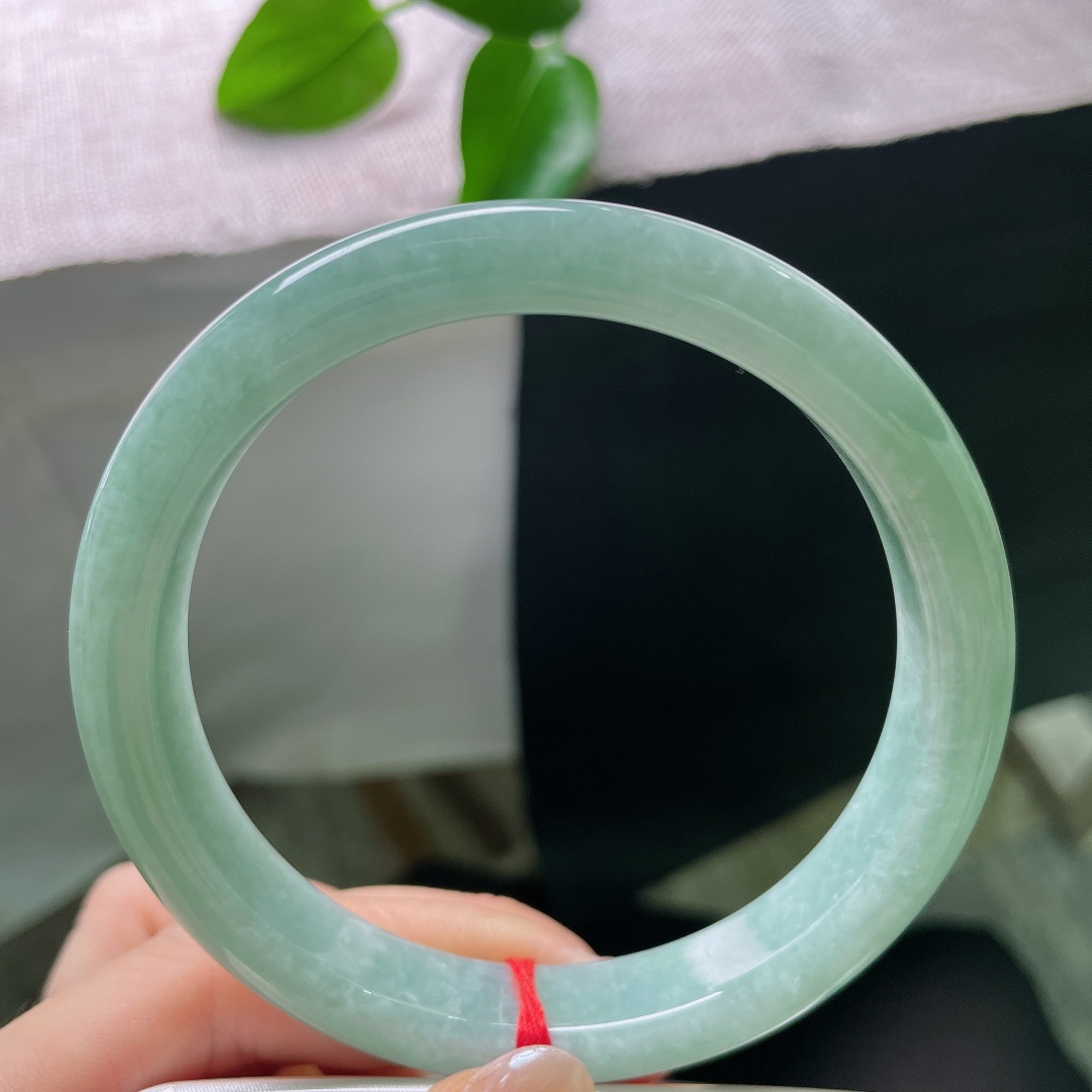 绿底正圈，晶体，特大圈口，清润的豆青底色均匀铺展，色调柔和沉静，自带江南湖水的温婉气韵。ss57938a