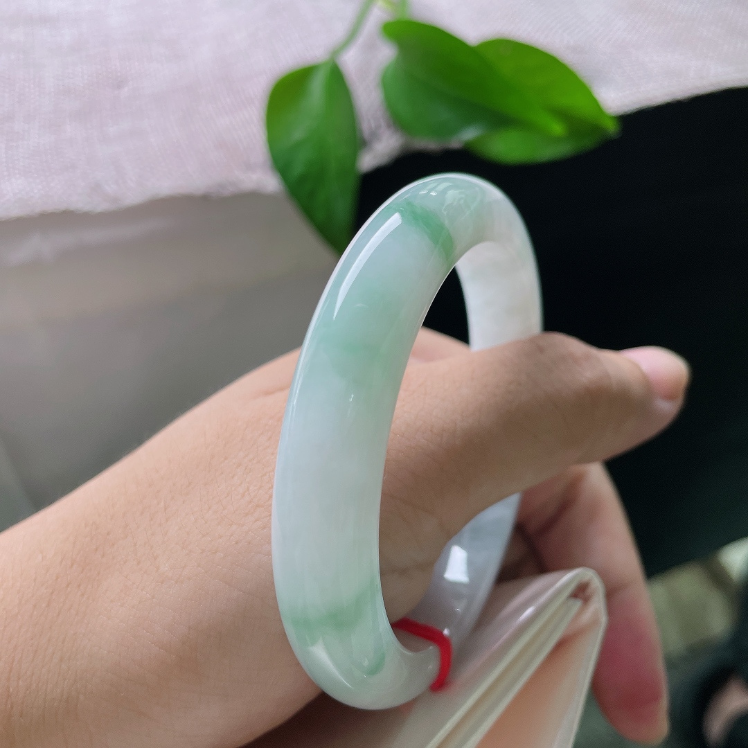 飘花正圈，皮纹，光线流转镯面，缕缕翠花跟着光影浮动，疏密有致，不浓不烈，上手雅致温柔，ss57956a