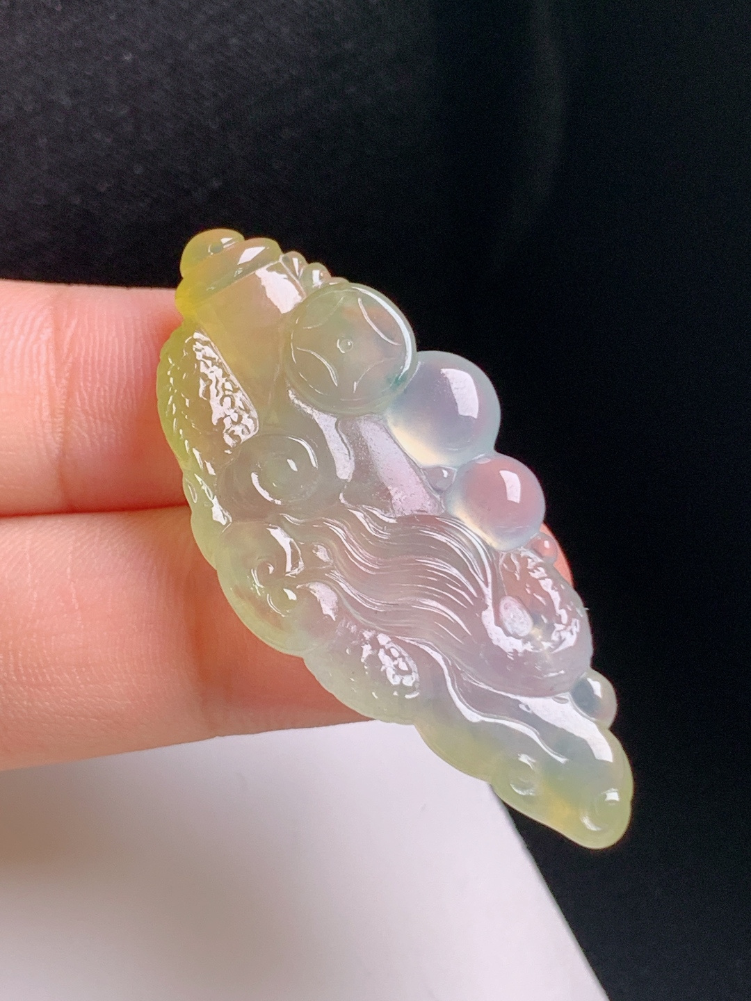 高冰黄翡龙牌，俏色双彩，雕工精细，招财纳福，胶感满满，080901