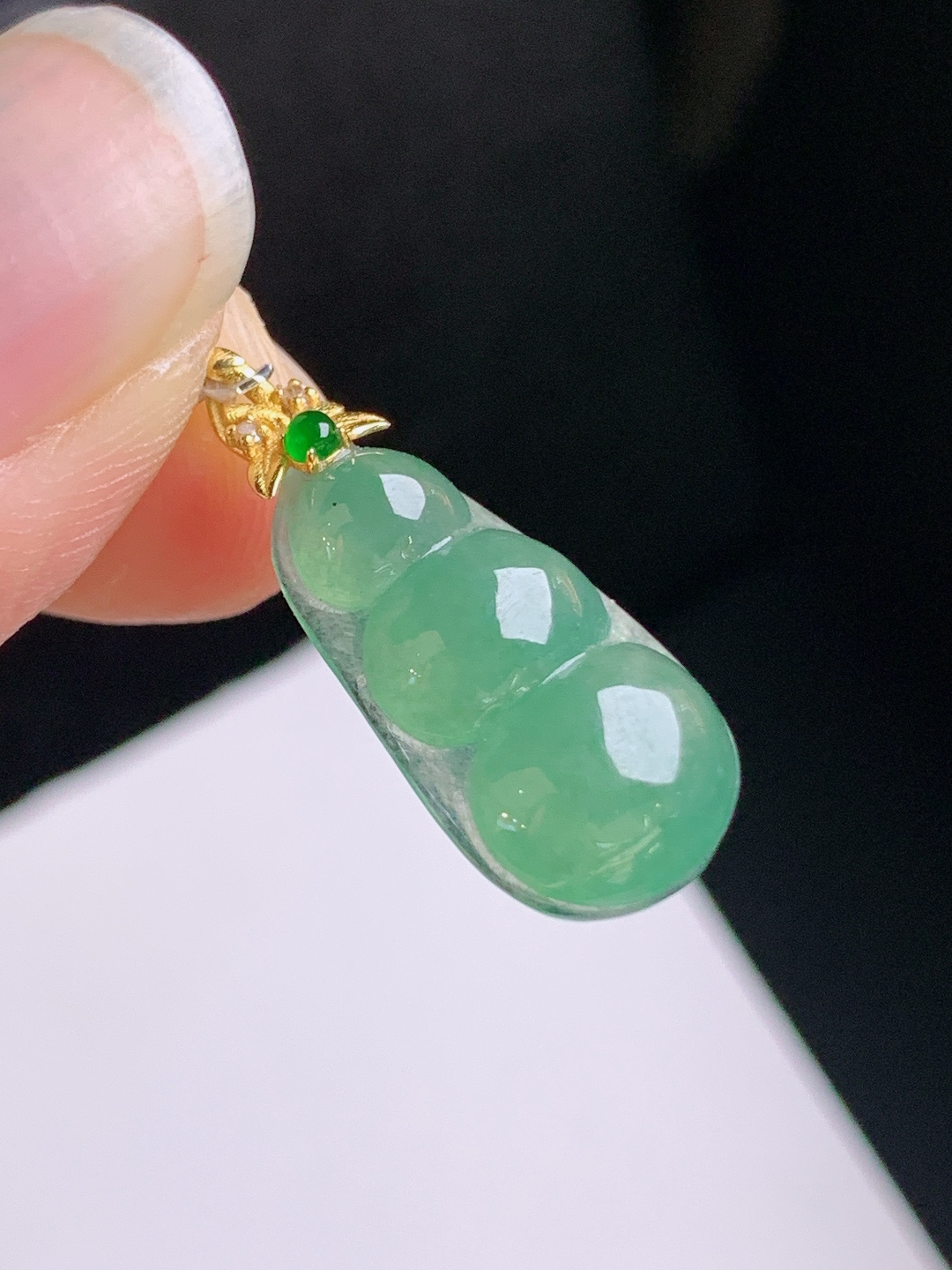 湖水绿福豆吊坠，水色清润，饱满圆润，连中三元