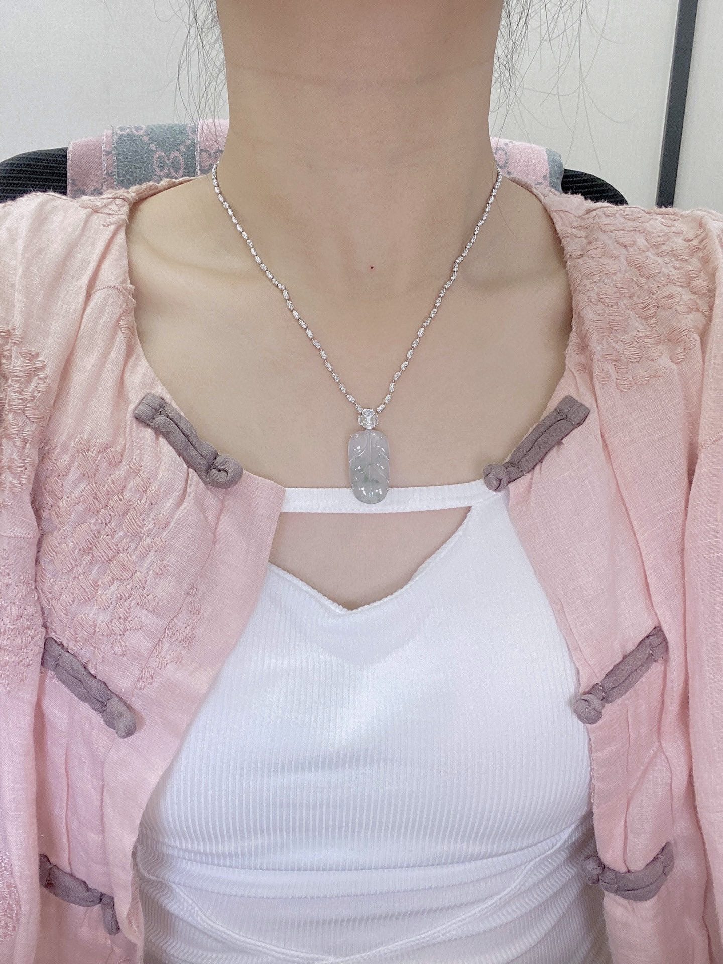 18k冰飘花叶子吊坠,整体33.7-14.1-7.4,裸石26-14-4,F3257