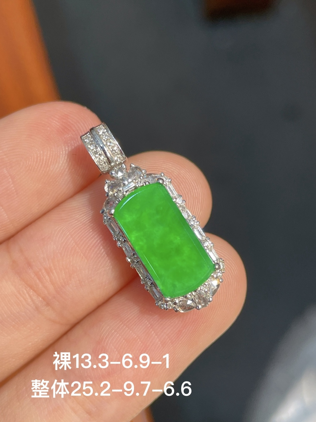 ️阳绿无事牌吊坠，无裂，18k金镶嵌，不议，13.3-6.9-1