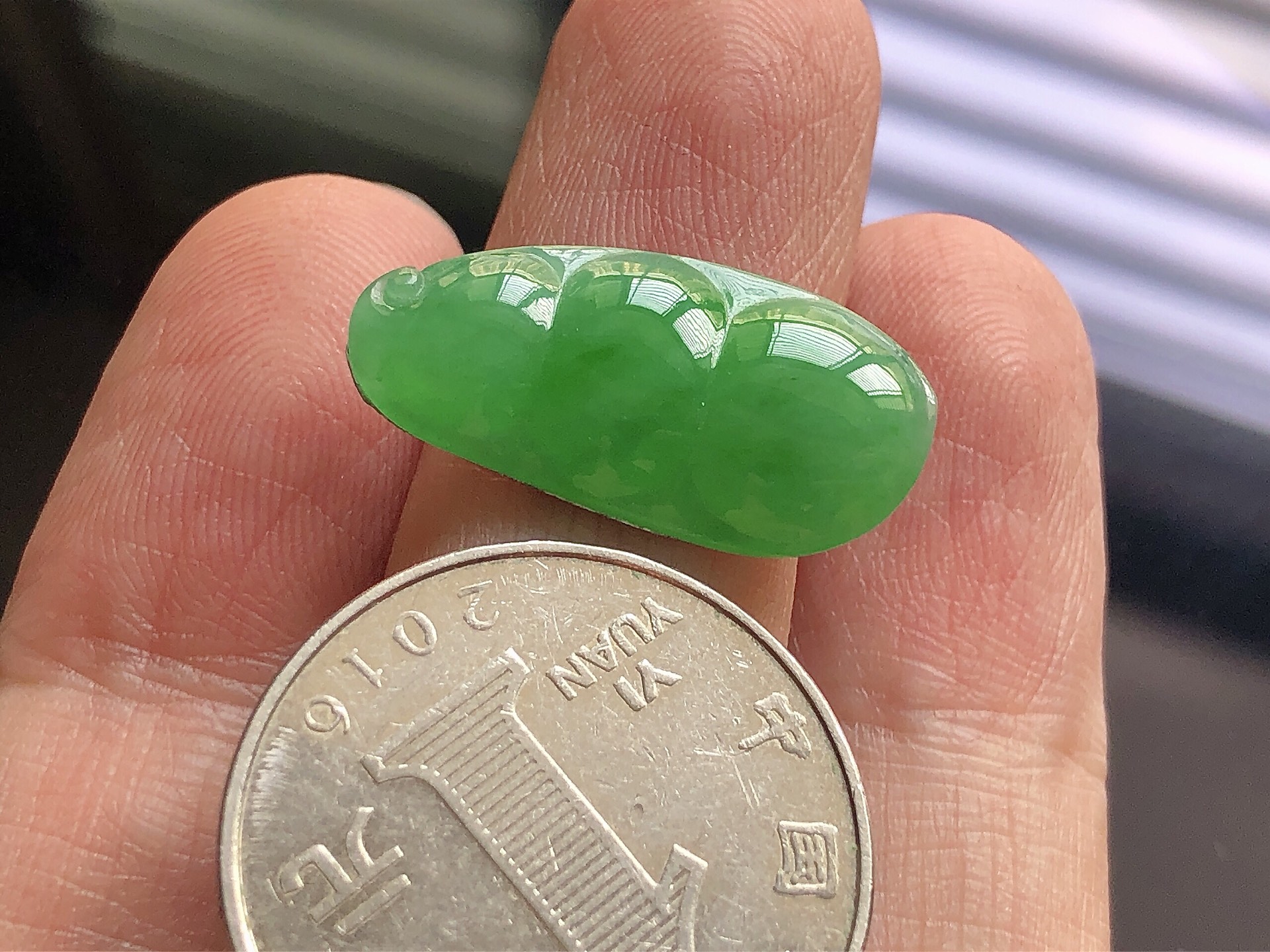 冰种阳绿福瓜，色泽艳阳，通透水润，玉质细腻，夺目迷人，镶嵌效果，品相，无裂，尺寸24.2*12*3.7