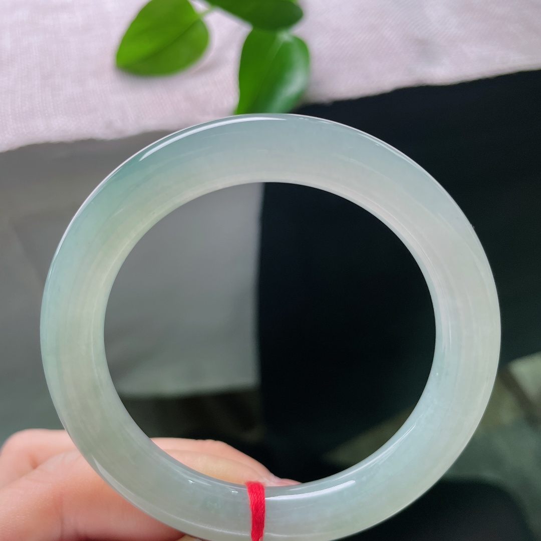 飘绿圆条，有纹，满圈清润的湖水色调沉静流淌，质感冰润内敛，自带清冷静谧的氛围感。ss58225a