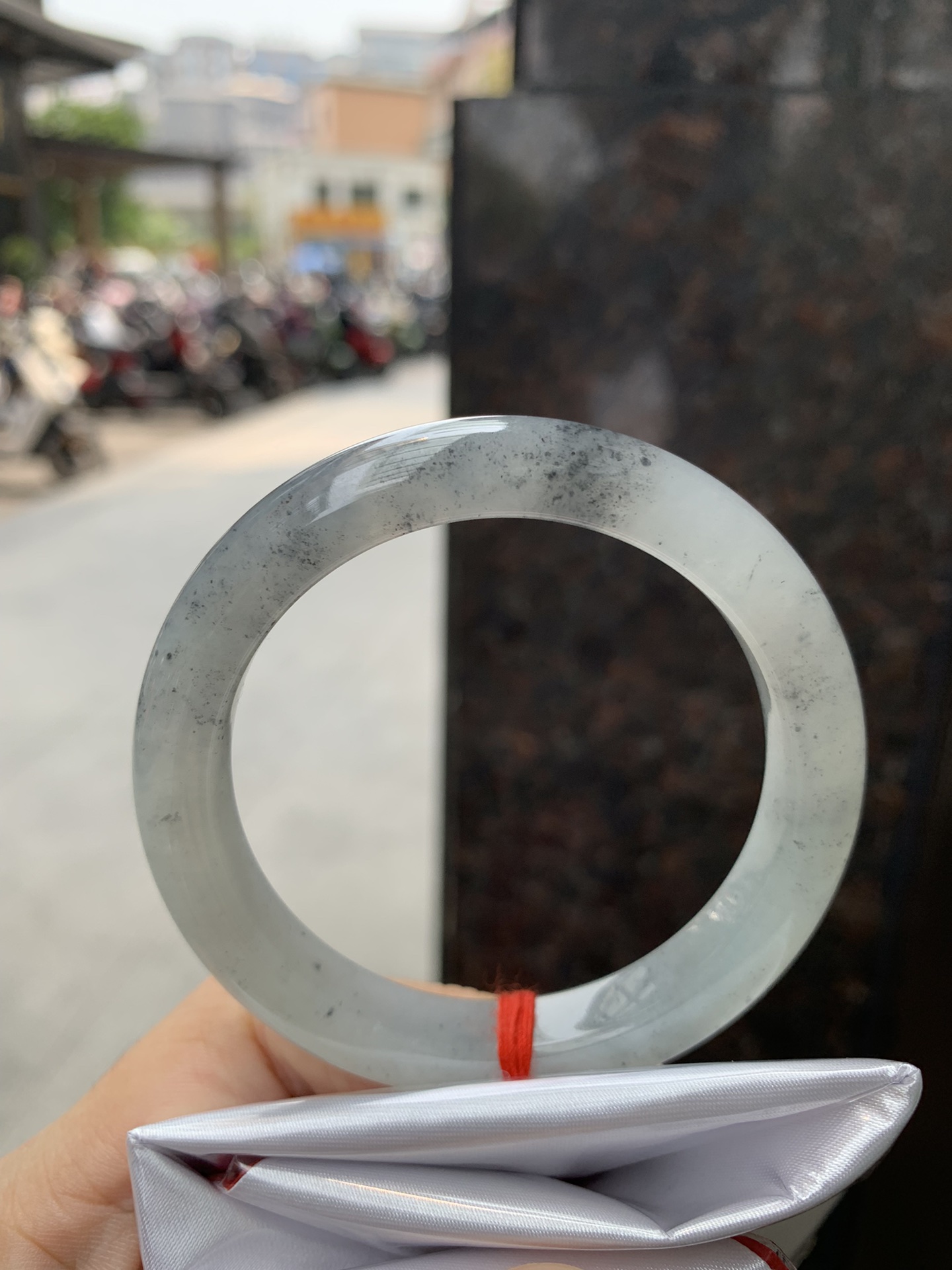 冰乌鸡正圈,打灯细纹，不影响，底妆水润细腻，乌鸡种的黑寓意着高贵，神秘，个性，甜酷风的搭配，底妆带点