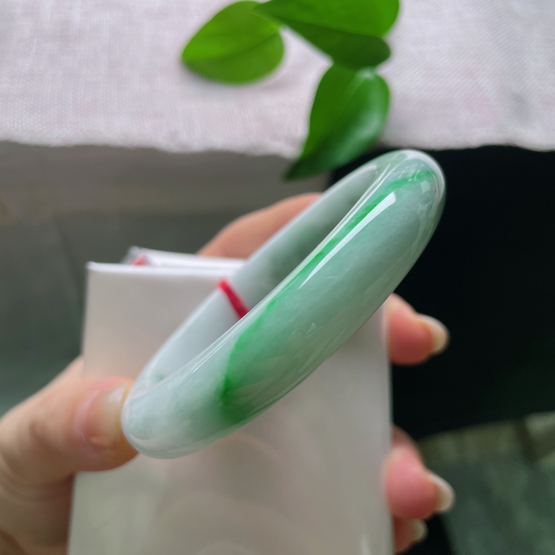 白底，飘绿，正圈，贵气，优雅，一点皮纹，优雅，耐看，ss57982a