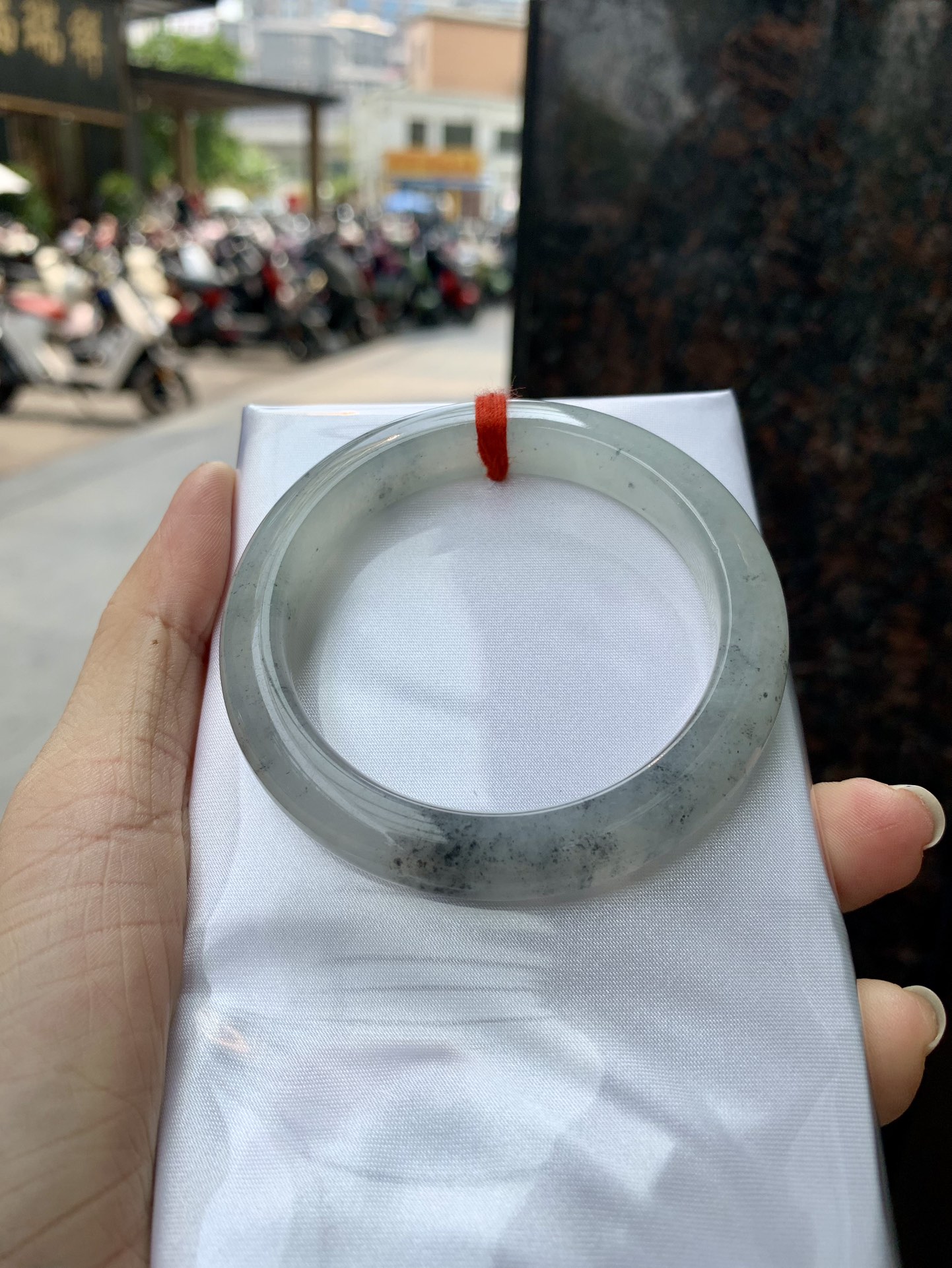 冰乌鸡正圈,打灯细纹，不影响，底妆水润细腻，乌鸡种的黑寓意着高贵，神秘，个性，甜酷风的搭配，底妆带点淡淡晴底，与国风，休闲风搭配都很适合，简直白搭
