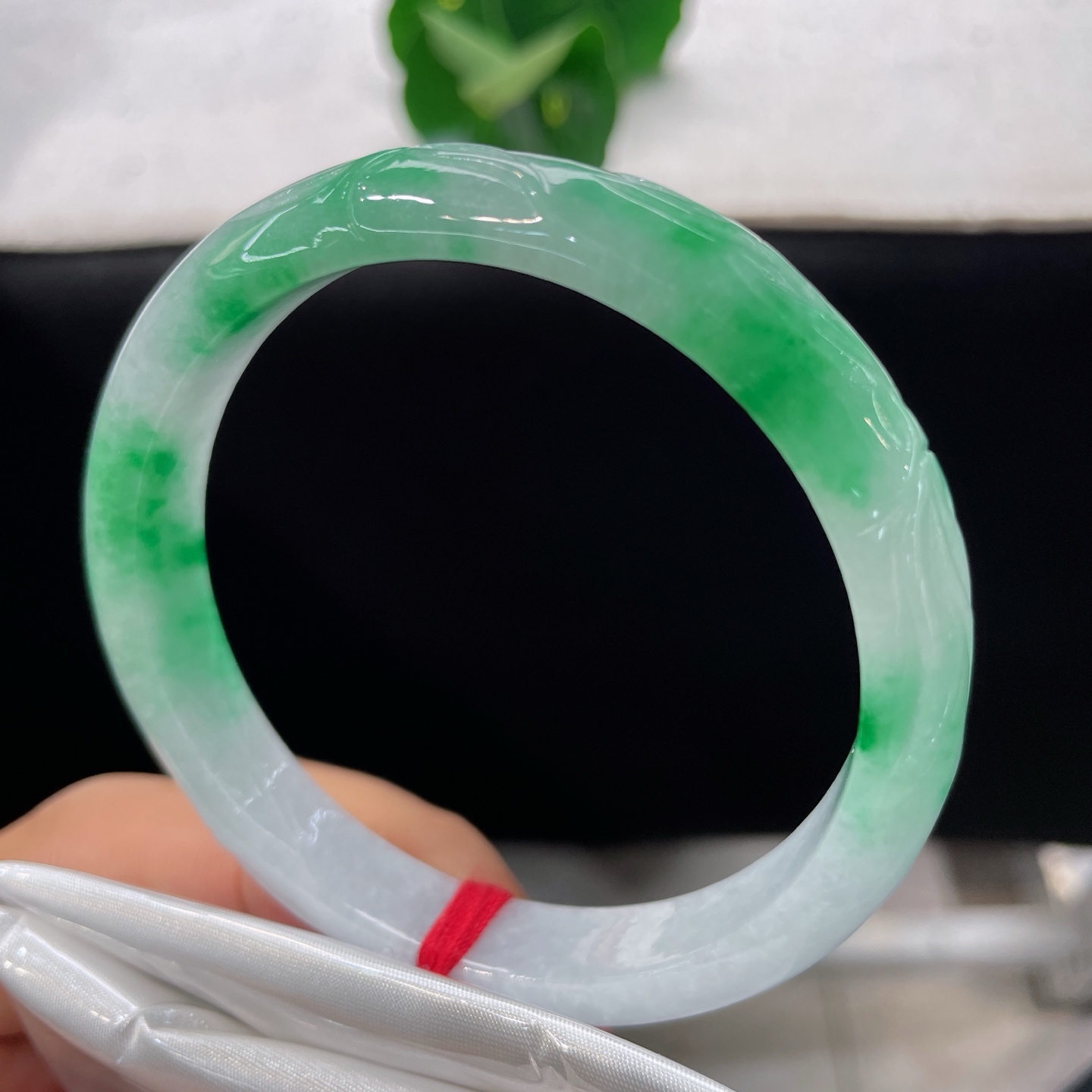 天然翡翠手镯 圈口58/11.3/7.1，冰飘绿雕花正圈，57/58可戴，白底衬鲜阳绿，翠色浓艳灵动，镯身巧雕纹饰