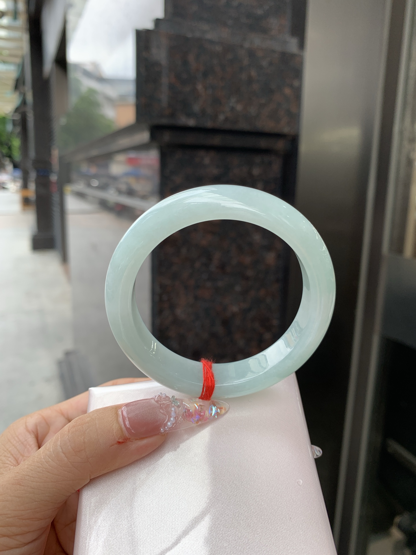 天空蓝正圈,0619-N1027-1,无裂，底妆水润，质地细腻，天空蓝底色均匀，由内而外散发出温婉气质，清爽治愈