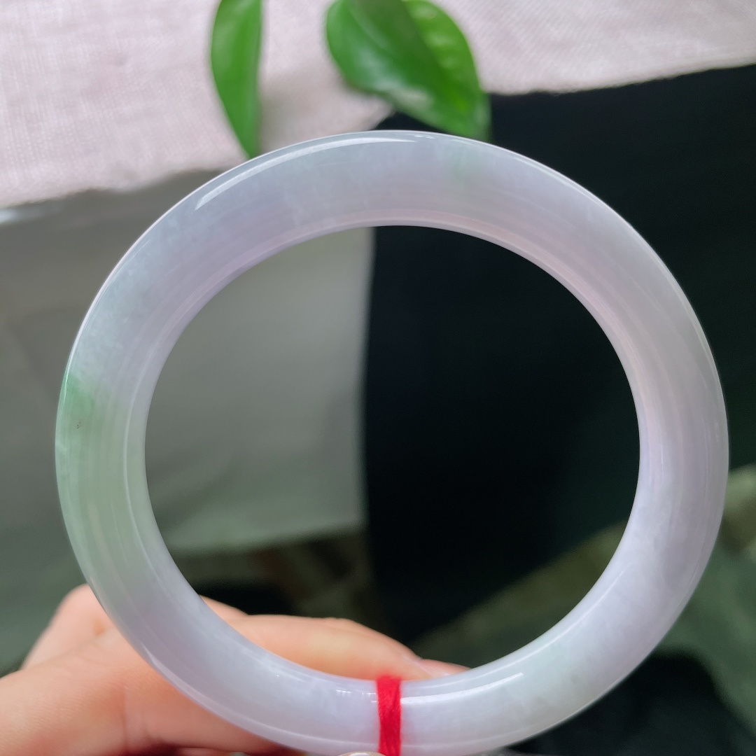 圆条，一点皮纹，淡紫春彩平安镯晕染温柔的浅紫底色，如烟似雾，一角晕开清新翠色，紫绿相融，春意缱绻。ss57879a