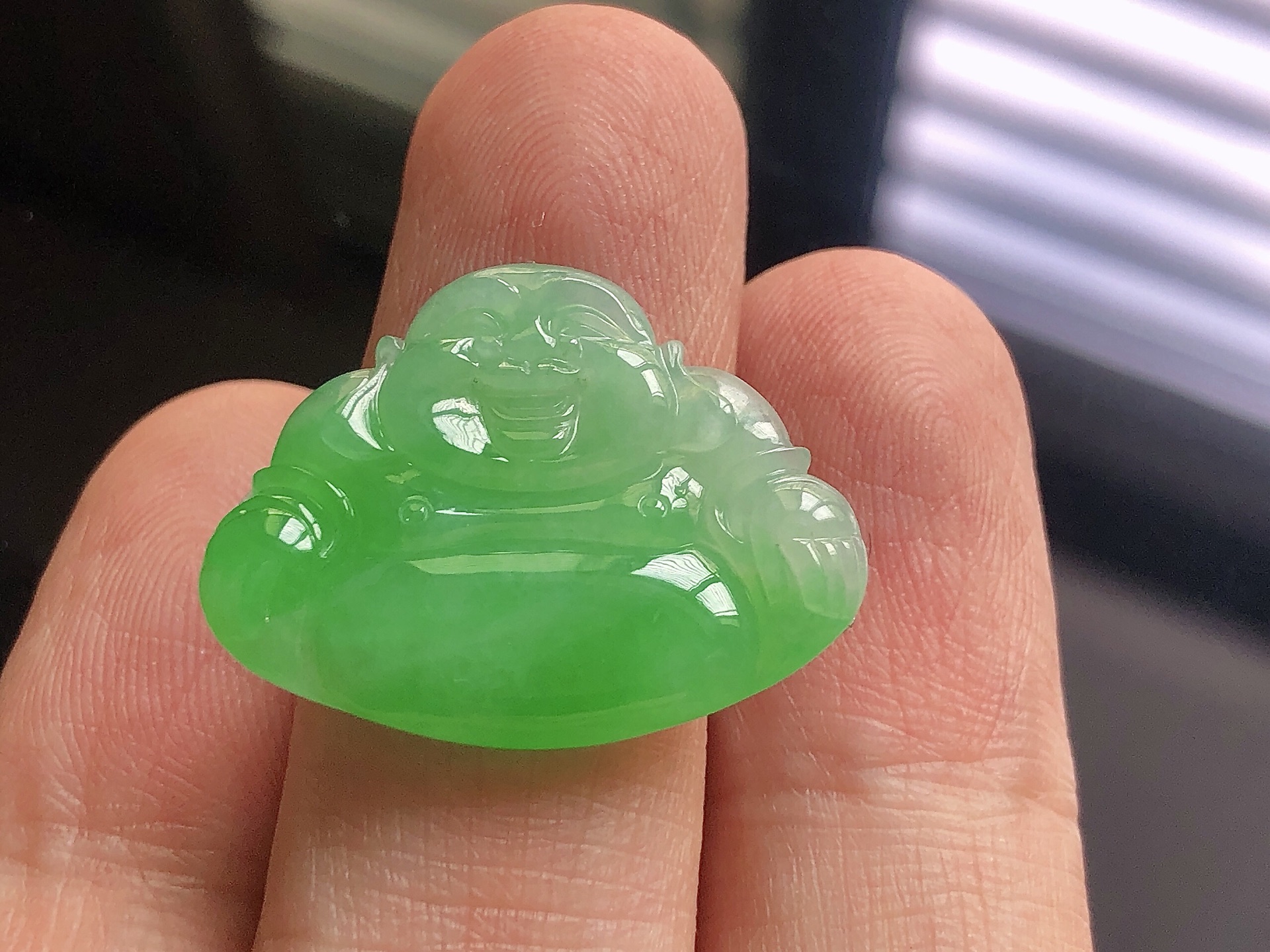 ️ 冰种阳绿佛公，色泽艳阳，通透水润，玉质细腻，夺目迷人，雕工精湛，面相慈祥大气，品相，无裂，尺寸