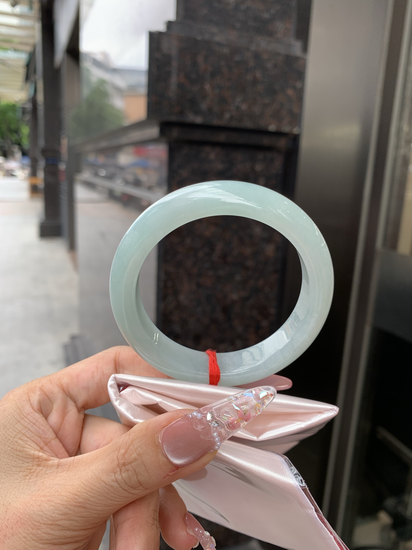 天空蓝正圈,0619-N1027-1,无裂，底妆水润，质地细腻，天空蓝底色均匀，由内而外散发出温婉气