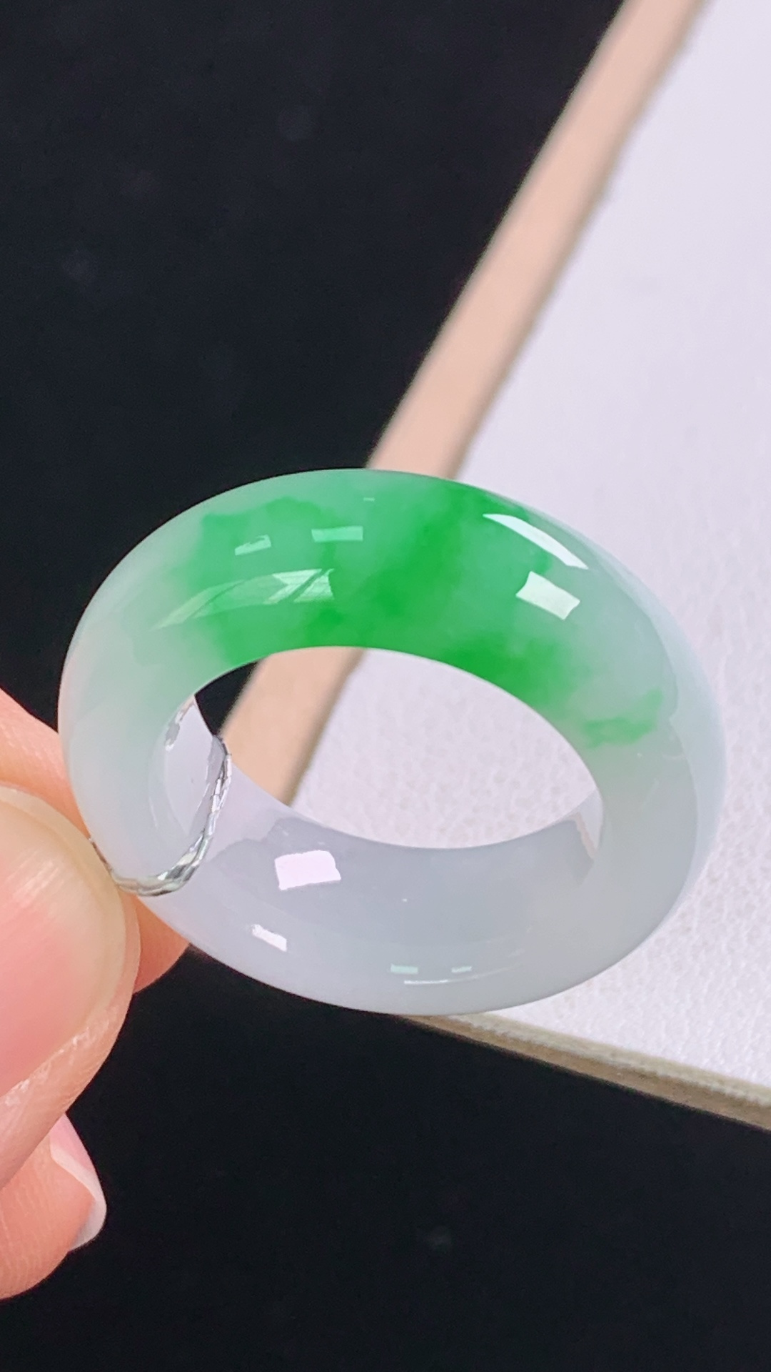 冰飘绿指环，翠色艳丽，底子细腻，无裂，尺寸:圈口15/17.4-7.8-4.8mm