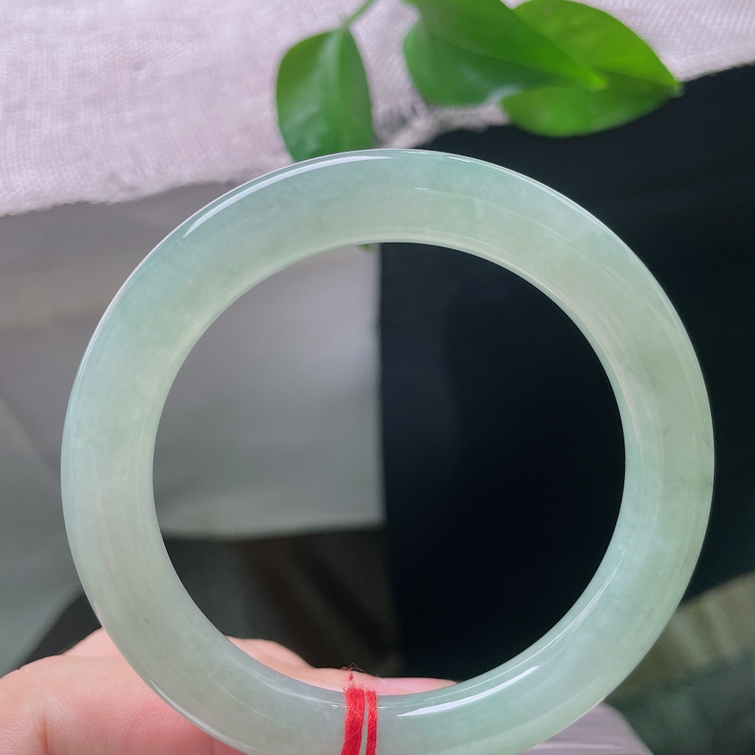 绿底圆条，无裂，玉质细腻温润，种质扎实，镯面光泽莹润柔和，上手触感顺滑，玉感十足。ss58004a