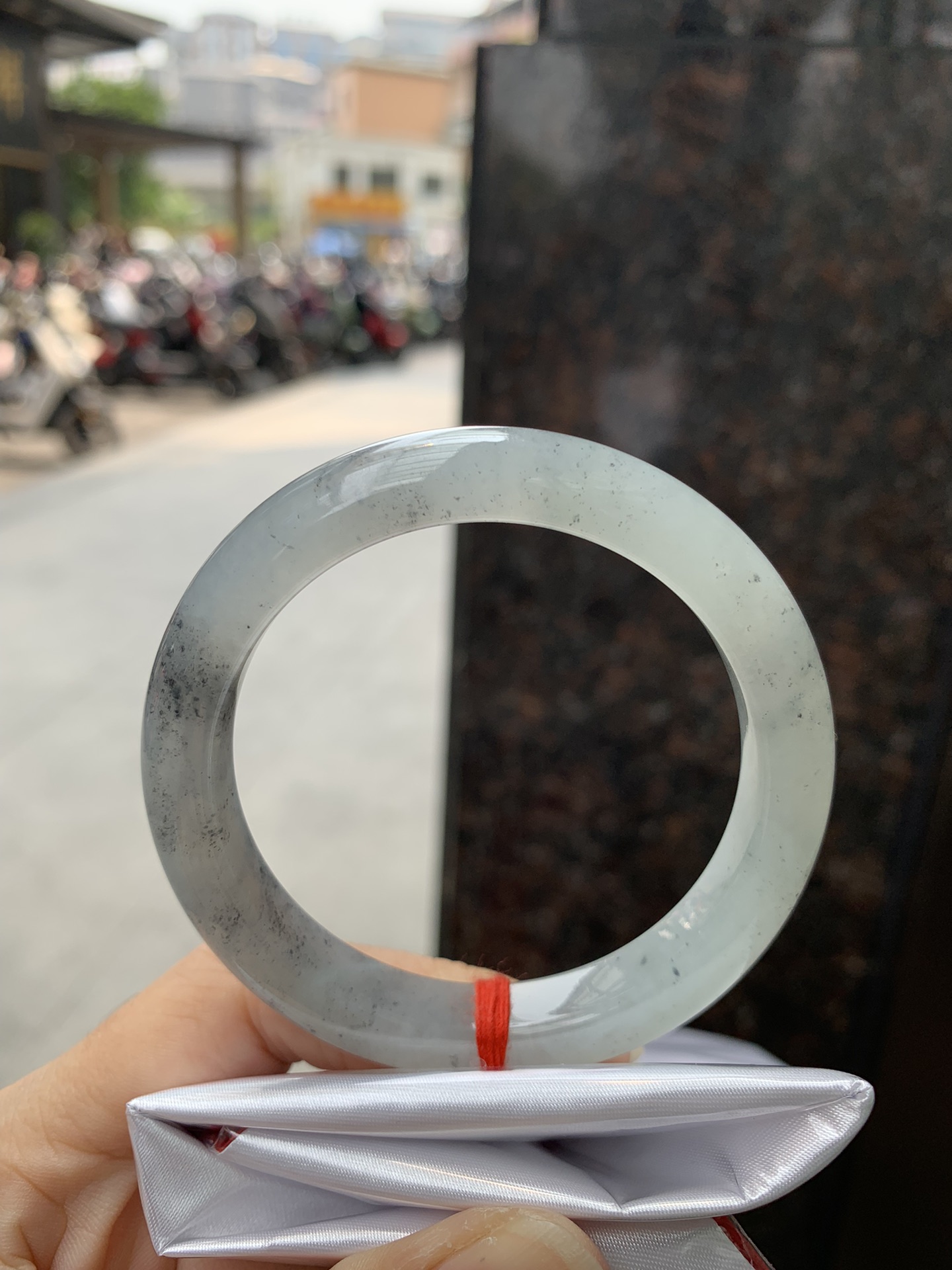 冰乌鸡正圈,打灯细纹，不影响，底妆水润细腻，乌鸡种的黑寓意着高贵，神秘，个性，甜酷风的搭配，底妆带点淡淡晴底，与国风，休闲风搭配都很适合，简直白搭