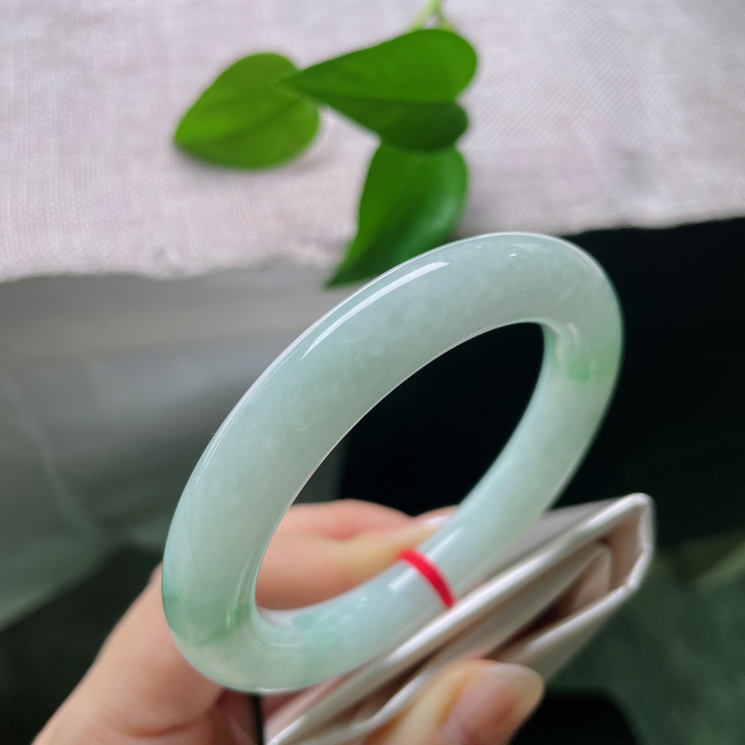飘花圆条，一点皮纹，天然飘花是玉石写下的情话，每一缕花色都，也是世间无可复刻的风景。ss58036a