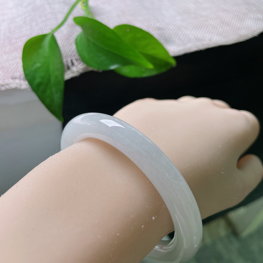 55.3/9.5，白月光圆条，无裂，玉质细腻莹润，水头通透柔和，镯面泛着淡淡的柔光，没有浓烈色彩，胜在干净素雅。ss58228a
