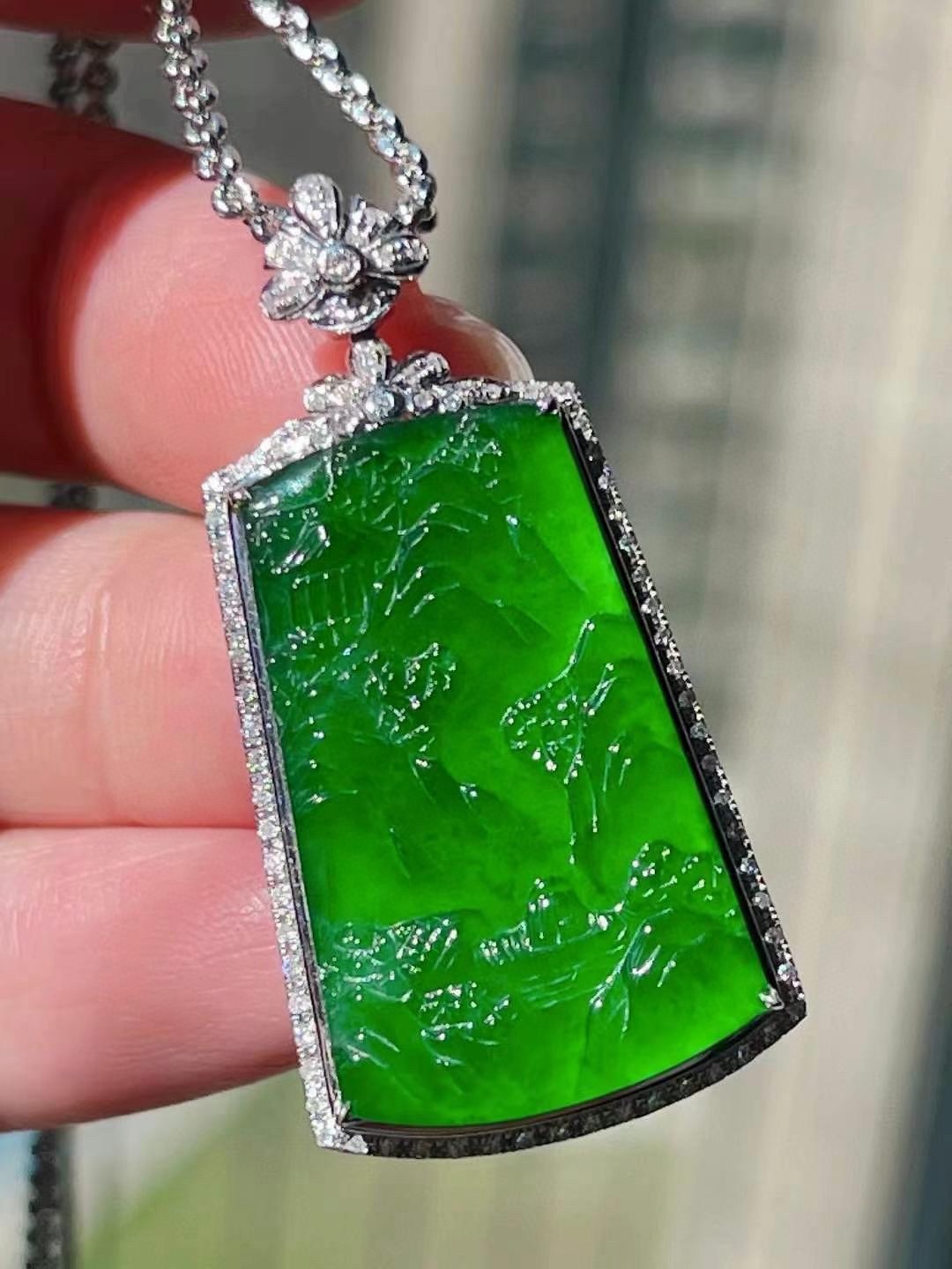 满色辣阳绿山水牌吊坠，精工雕刻，细腻水润，品质杠杠滴，无裂