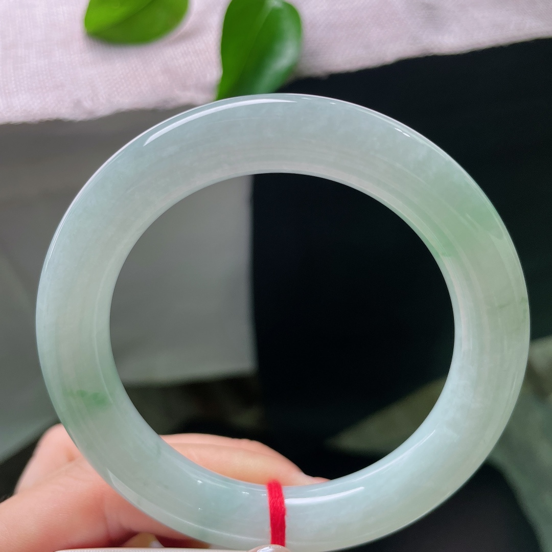 飘花圆条，一点皮纹，天然飘花是玉石写下的情话，每一缕花色都，也是世间无可复刻的风景。ss58036a