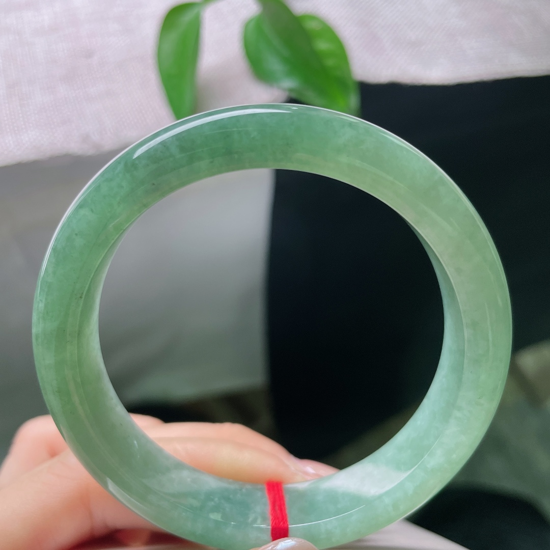绿底正圈，晶体，满圈晕染清润的湖水碧色，色调柔和匀净，似一汪静卧的幽湖，清逸温婉。ss58253a