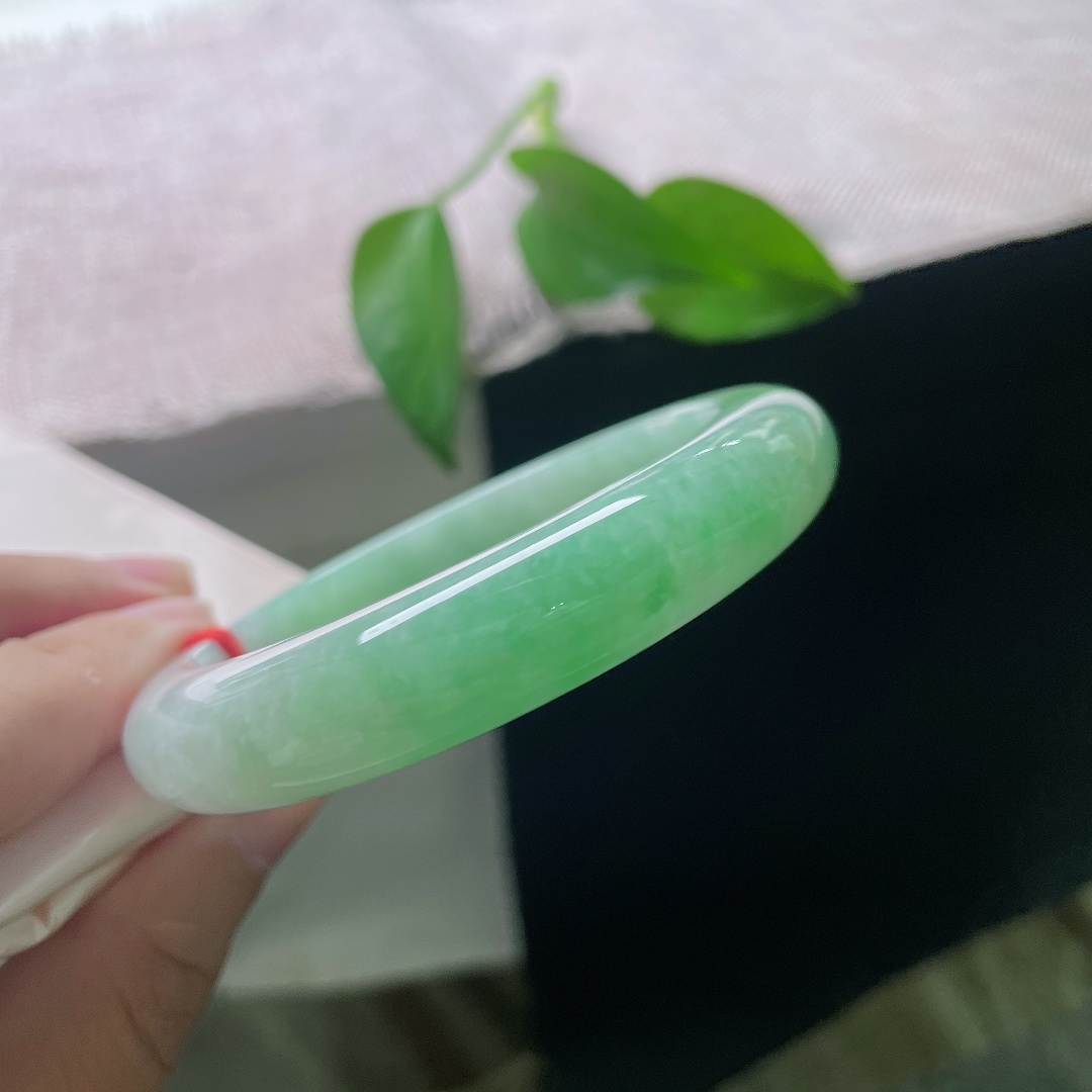 56/12.2/9.3，飘绿正圈，无裂，翠色温润铺展镯身，色泽柔和饱满，上手自带端庄大气的大家风范。ss57973a