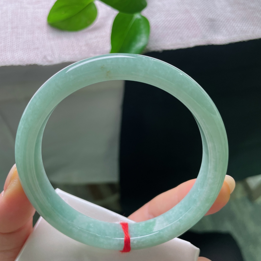 绿底正圈，晶体，特大圈口，清润的豆青底色均匀铺展，色调柔和沉静，自带江南湖水的温婉气韵。ss57938a