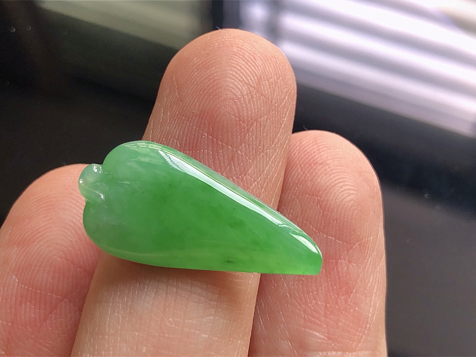 冰种阳绿福瓜，色泽艳阳，通透水润，玉质细腻，夺目迷人，镶嵌效果，品相，无裂，尺寸25.5*12*4