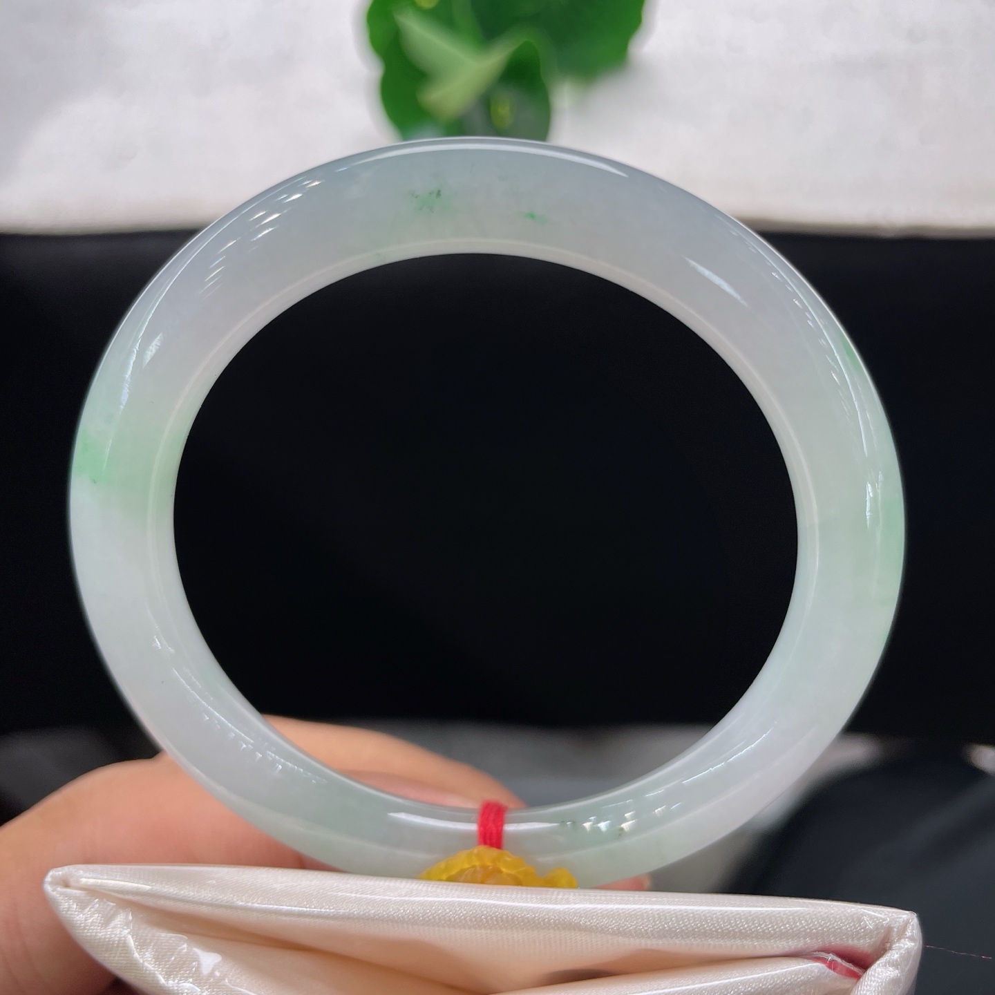 天然翡翠手镯 圈口55.3/7.1/8.2，冰飘绿花美人条，55/56可戴，冰玉凝素魄，碎翠落环身。