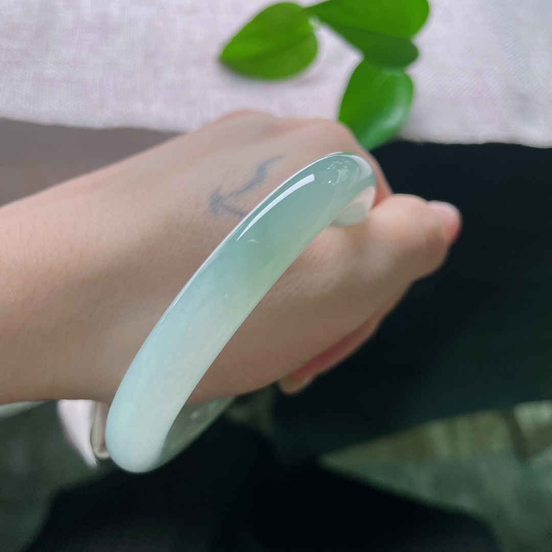 飘绿圆条，有纹，满圈清润的湖水色调沉静流淌，质感冰润内敛，自带清冷静谧的氛围感。ss58225a