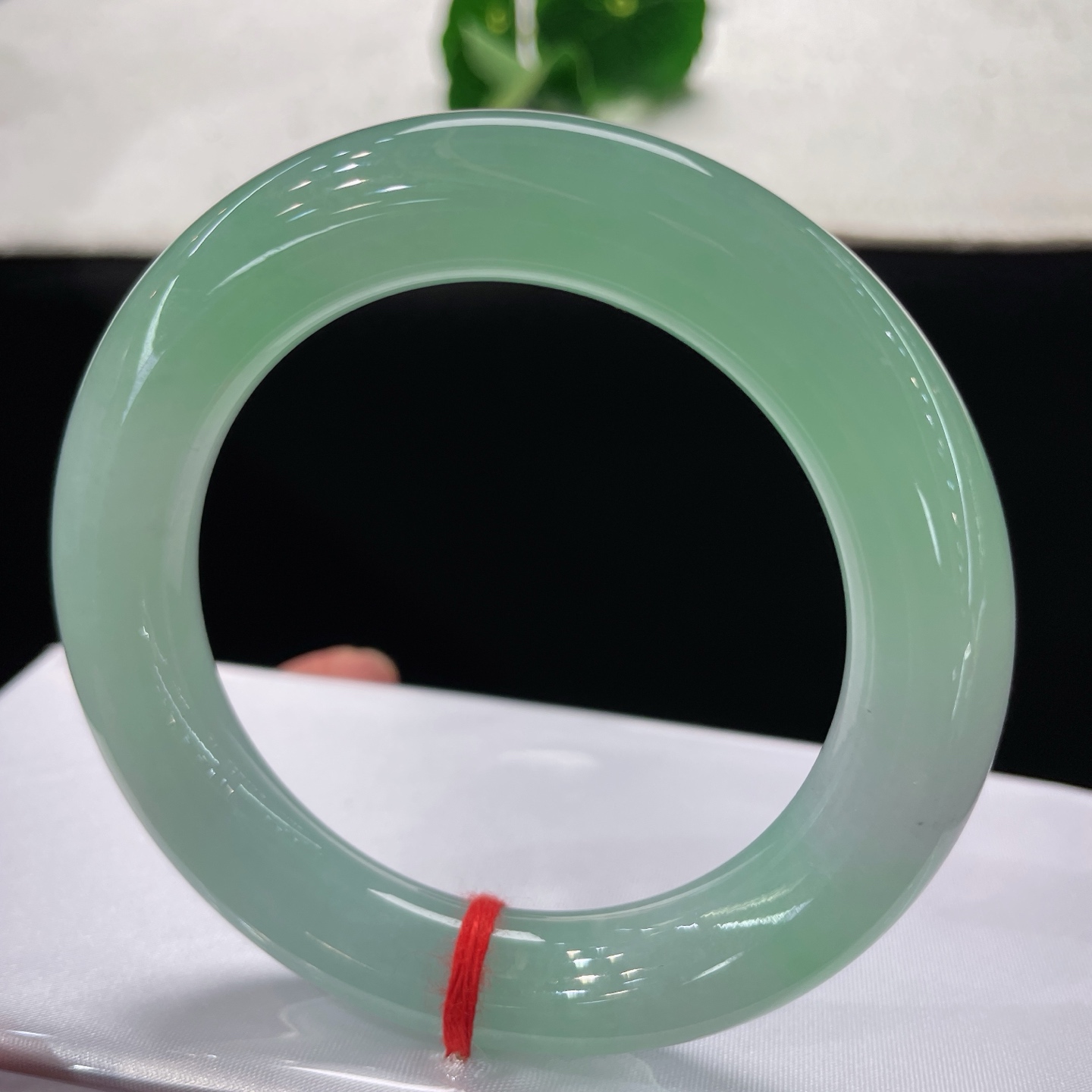 天然翡翠手镯，圈口57/12，冰晴绿胖圆条，57/58可戴，一汪晴水碧，温润入腕来，无裂。