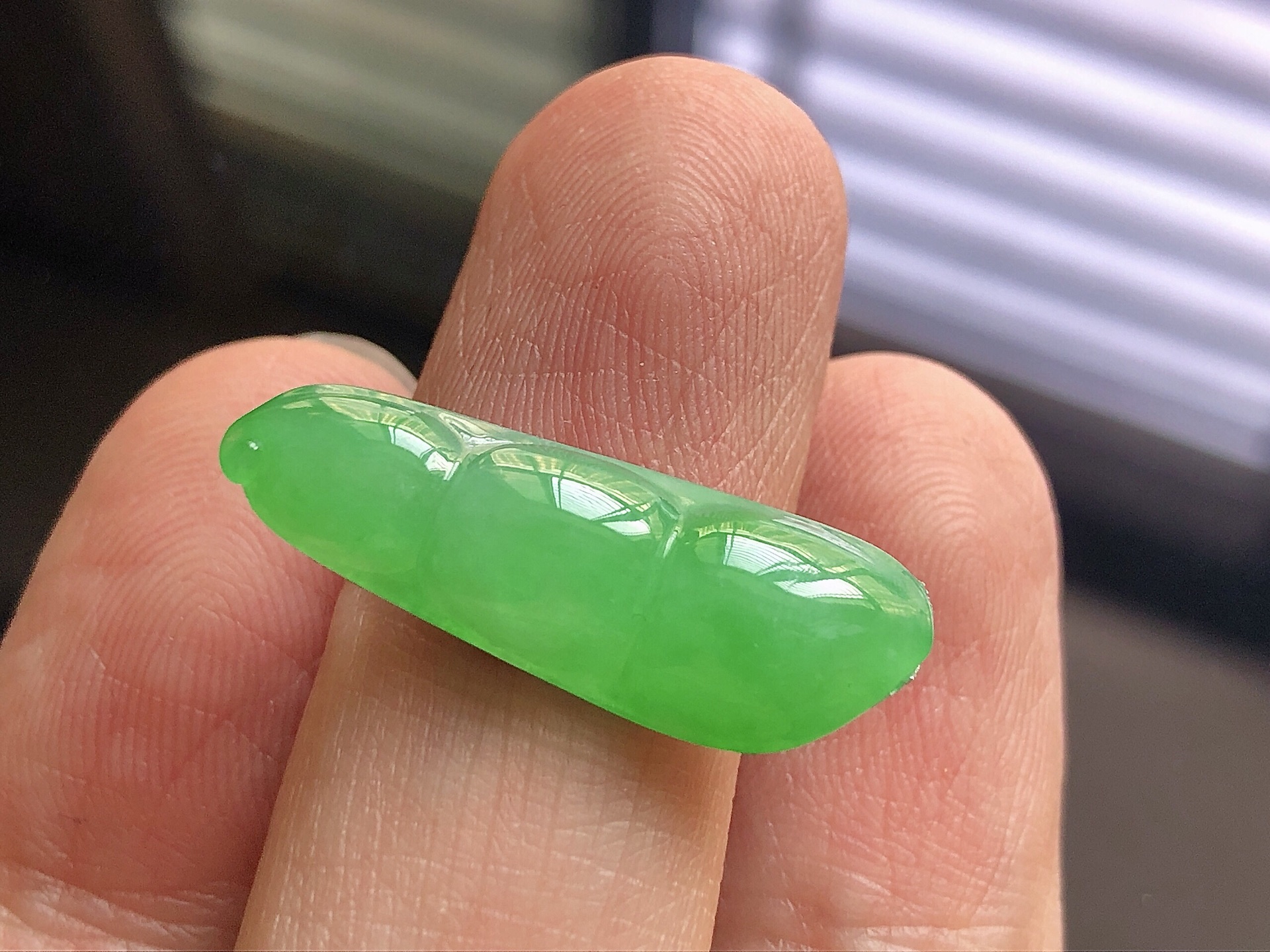 冰种阳绿福豆，色泽艳阳，通透水润，玉质细腻，夺目迷人，镶嵌效果，品相，无裂，尺寸26*9*5.2