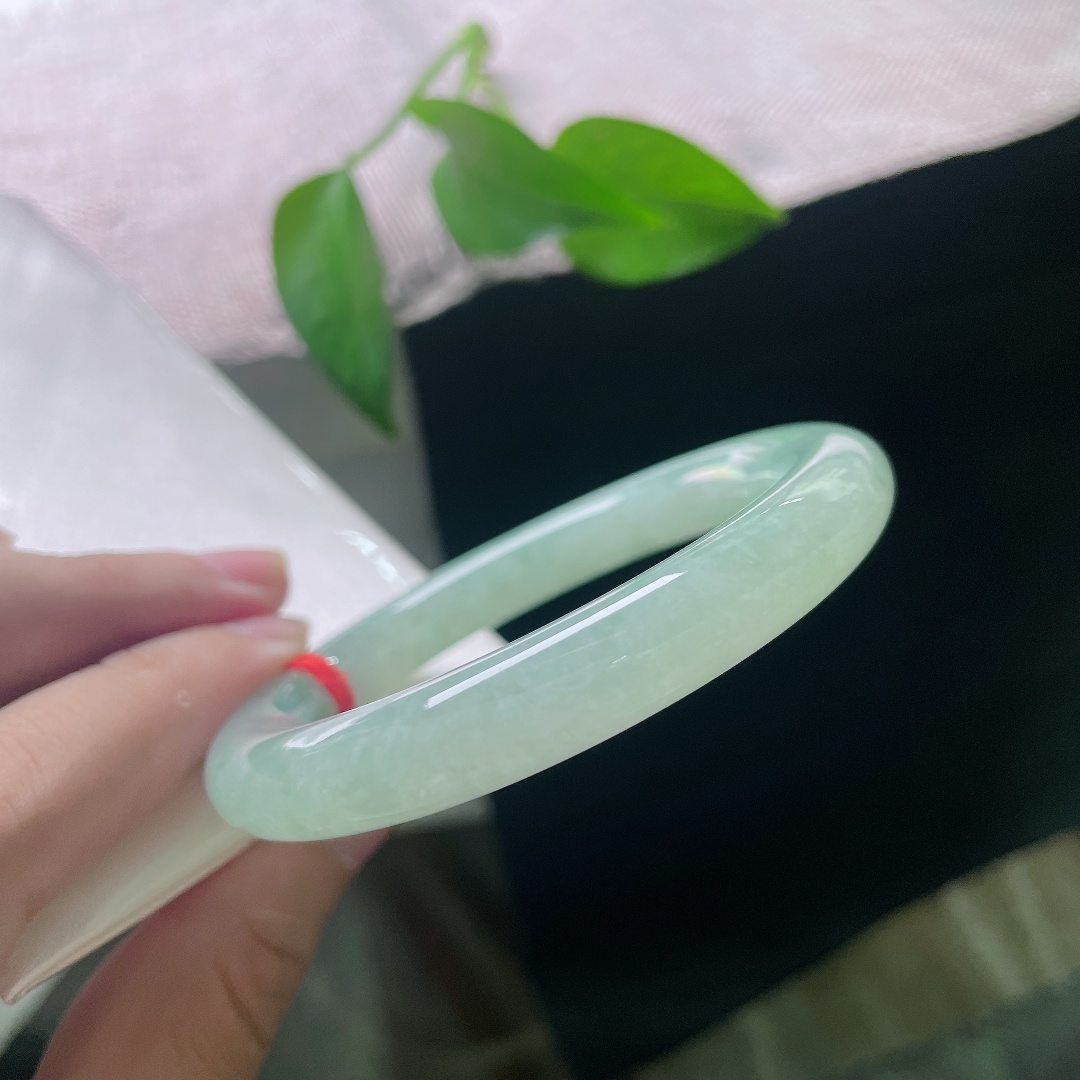 绿底圆条，无裂，玉质细腻温润，种质扎实，镯面光泽莹润柔和，上手触感顺滑，玉感十足。ss58004a