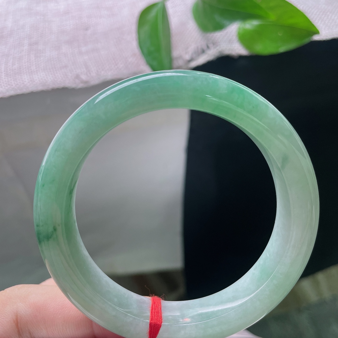 55.8/12.5/9.3，飘绿正圈，无裂，绿调温润衬肤显气质，无论是正式场合佩戴，还是日常穿搭，都能够hold得住各种场景。ss57967a
