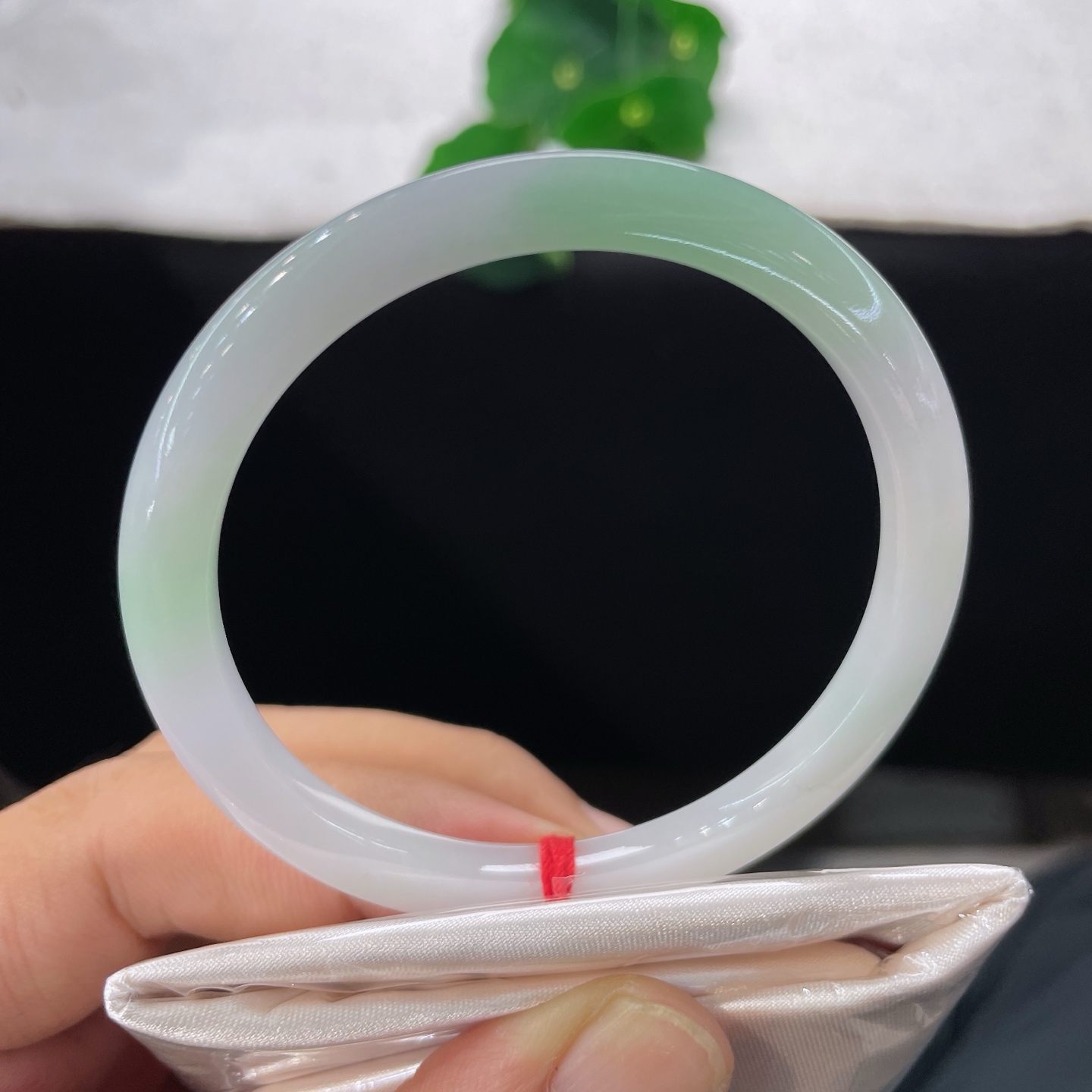翡翠手镯 圈口54.2/5.3/6.7，白底飘绿叮铛手镯，清柔白糯底，晕开一抹浅浅翠意，细碎裂