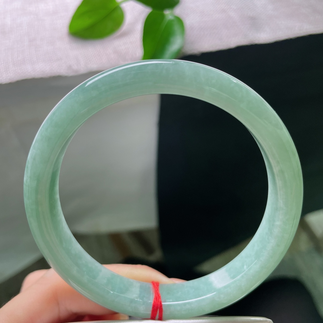 绿底正圈，晶体，特大圈口，清润的豆青底色均匀铺展，色调柔和沉静，自带江南湖水的温婉气韵。ss5793